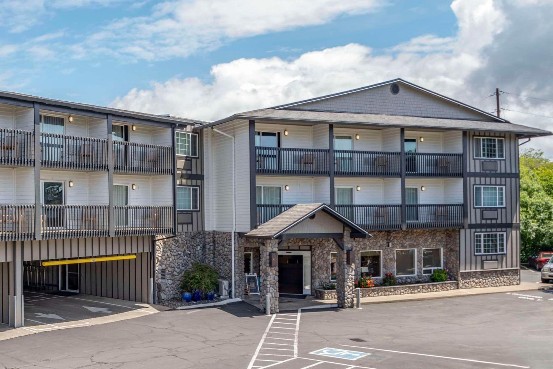Comfort Inn & Suites Lincoln City interior in Lincoln City, OR — gallery photo 2