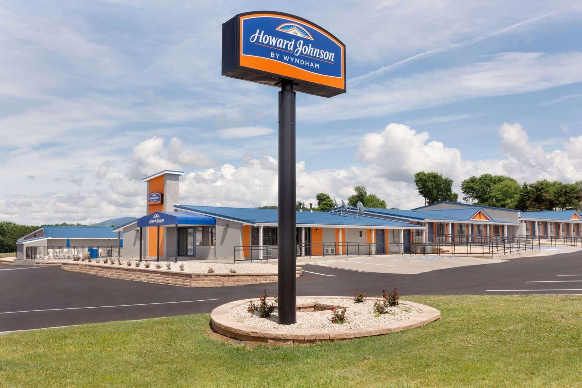 Howard Johnson by Wyndham Harrisonburg featured exterior or lobby in Harrisonburg, VA — similar hotel