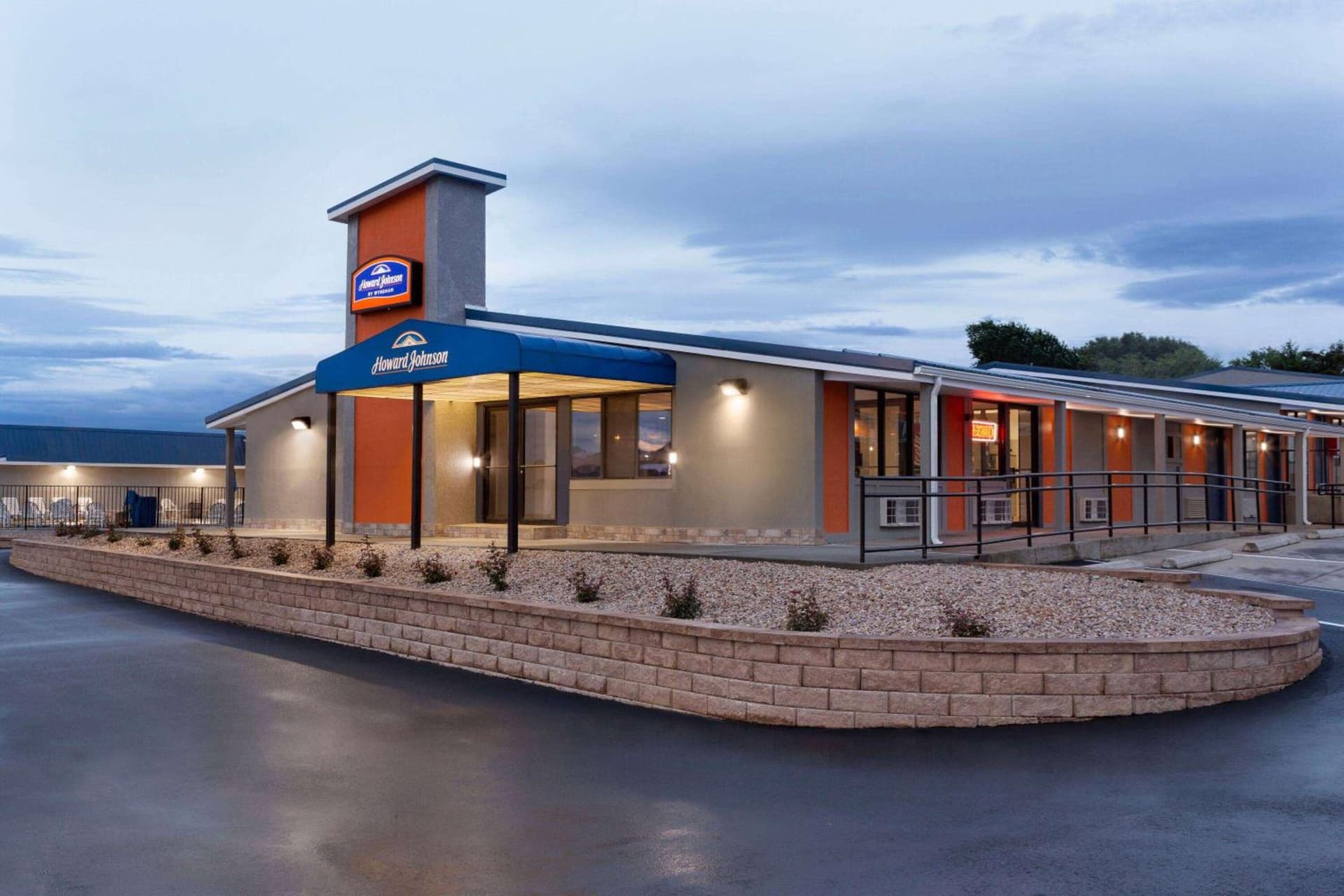 Howard Johnson by Wyndham Harrisonburg interior in Harrisonburg, VA — gallery photo 2