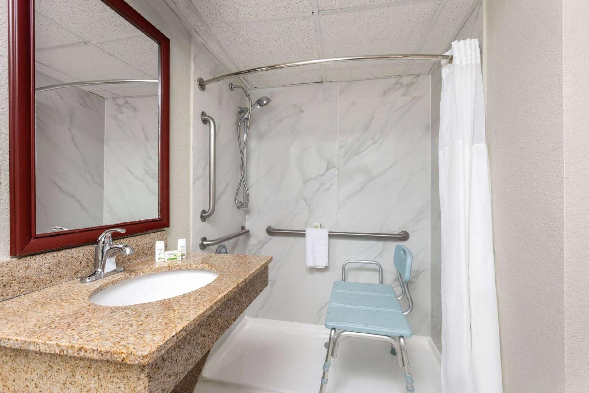 Wingate by Wyndham Kansas City property views in Kansas City, MO — gallery photo 3
