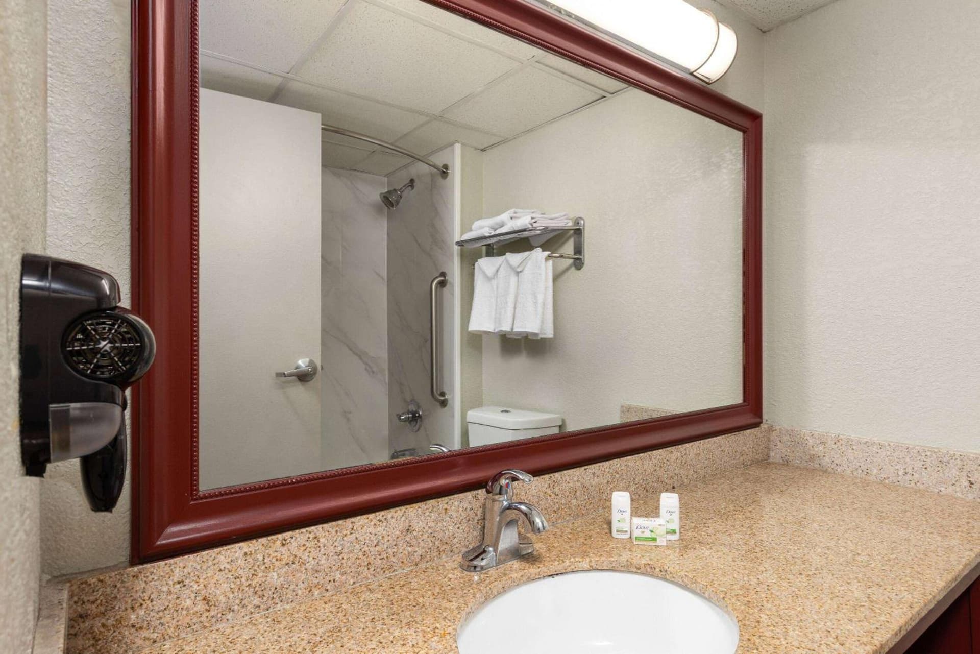 Wingate by Wyndham Kansas City property views in Kansas City, MO — gallery photo 3