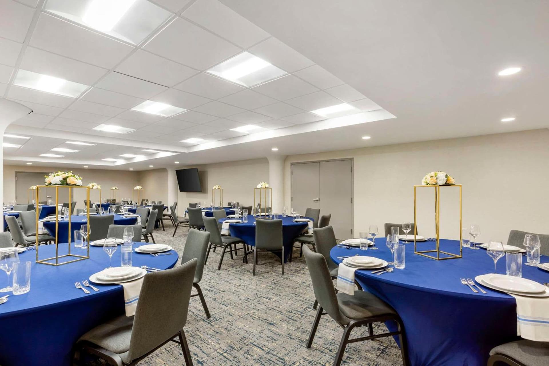 Comfort Inn & Suites Newark Liberty International Airport gallery photo in Newark, NJ — image 4