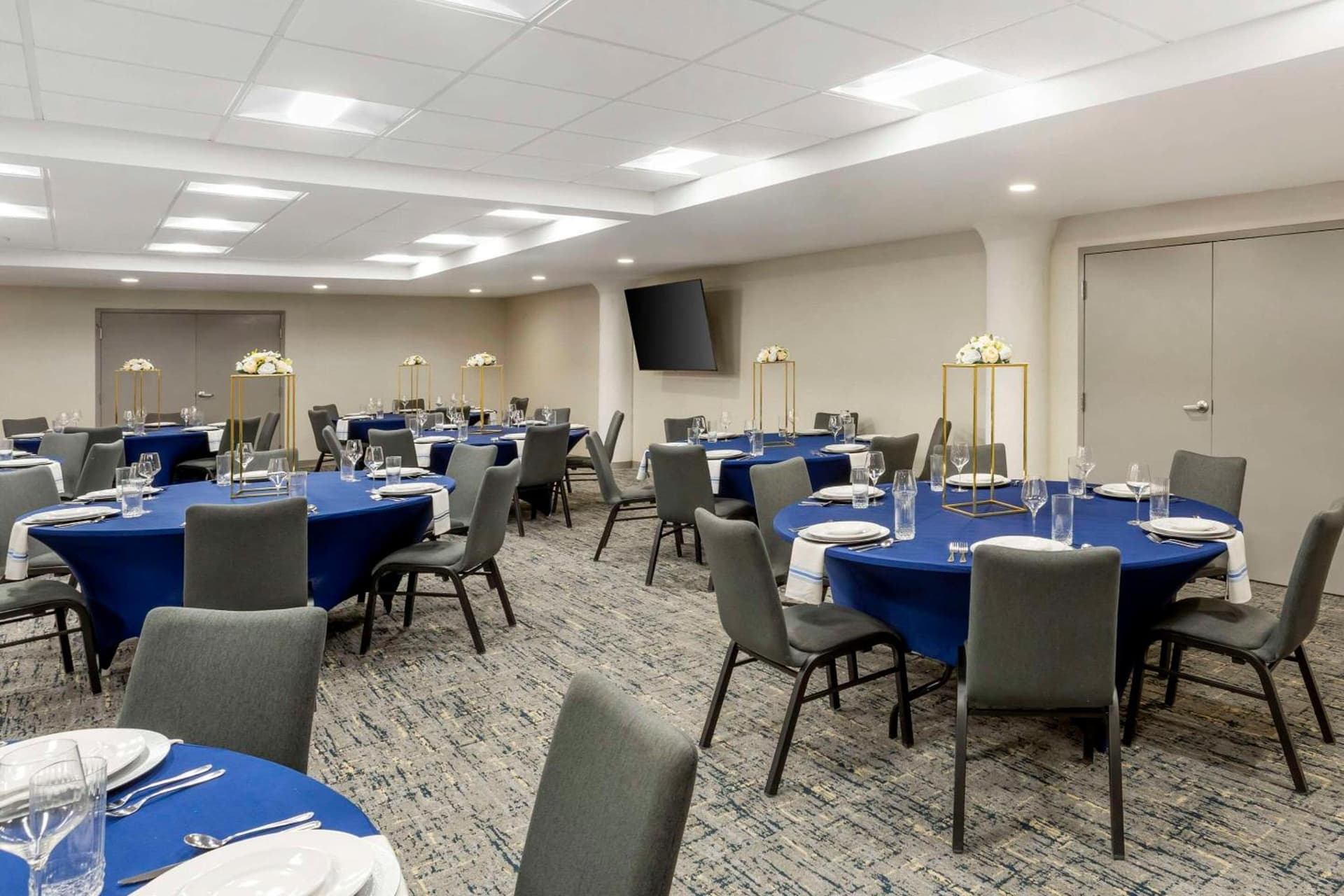 Comfort Inn & Suites Newark Liberty International Airport gallery photo in Newark, NJ — image 70