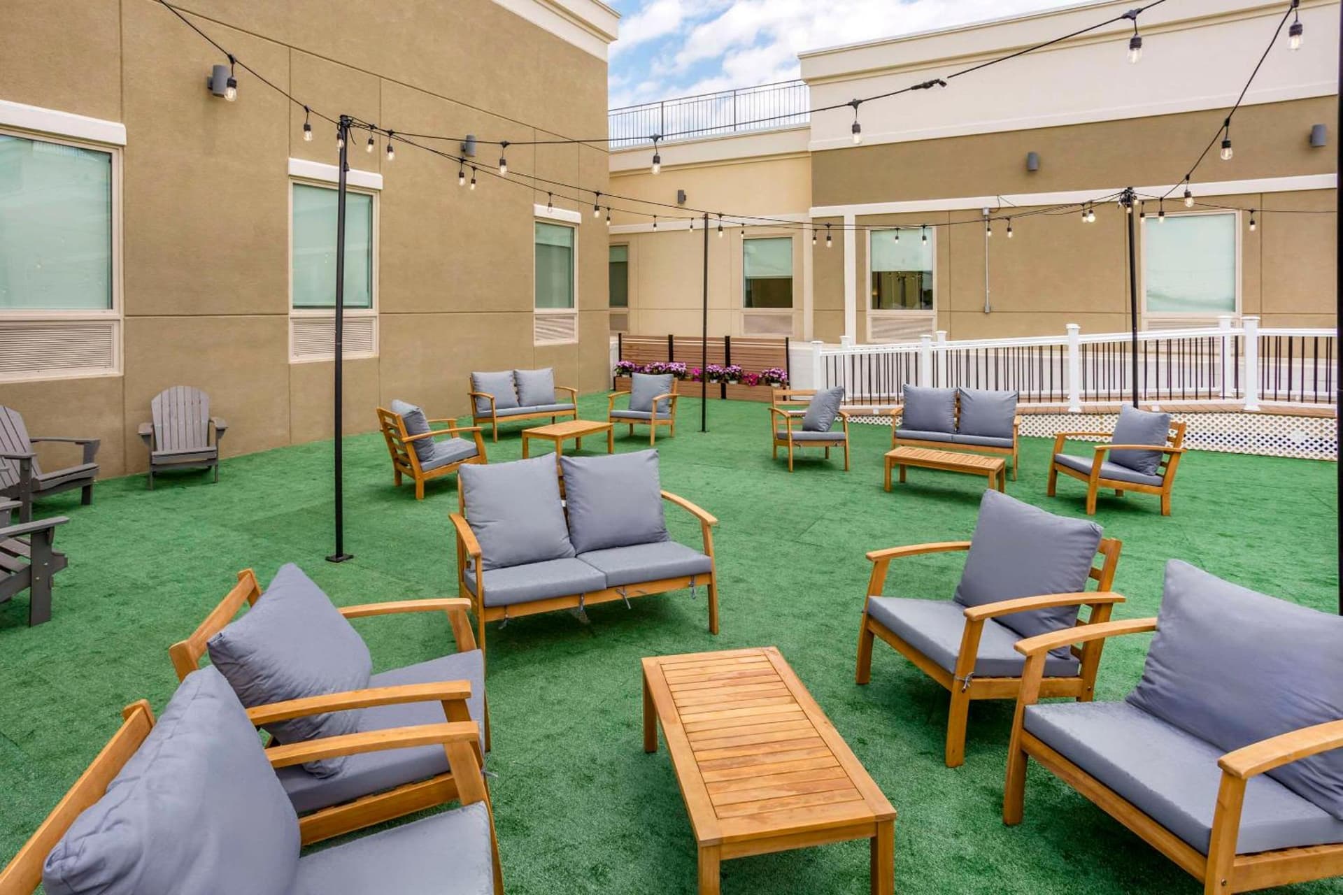 Comfort Inn & Suites Newark Liberty International Airport gallery photo in Newark, NJ — image 73