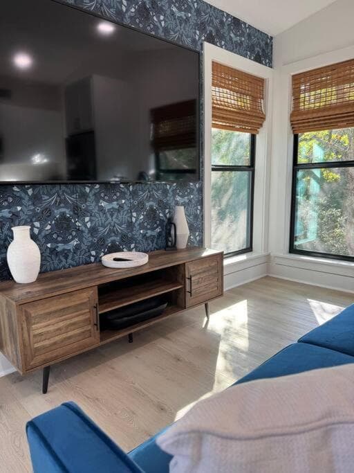 Treehouse with Full Amenities and Private Hot Tub property views in Greenvine — gallery photo 3