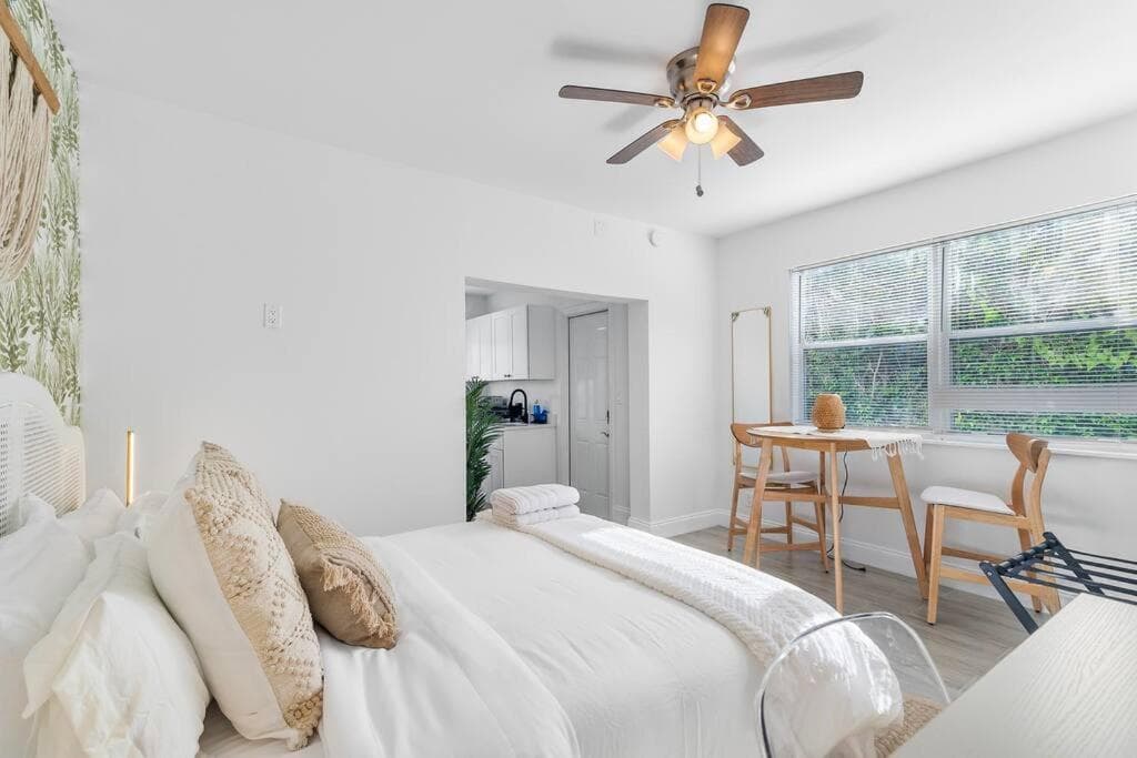 Sleek and Cozy Studio l Freshly Renovated property views in West Palm Beach, FL — gallery photo 3