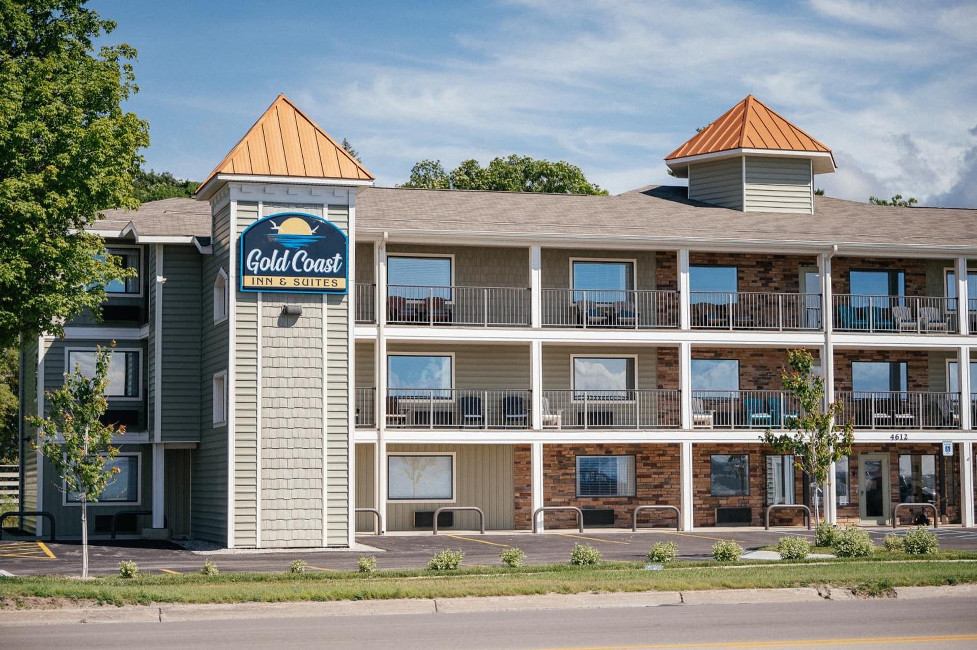Gold Coast Inn Traverse City featured exterior or lobby in Traverse City, MI — similar hotel