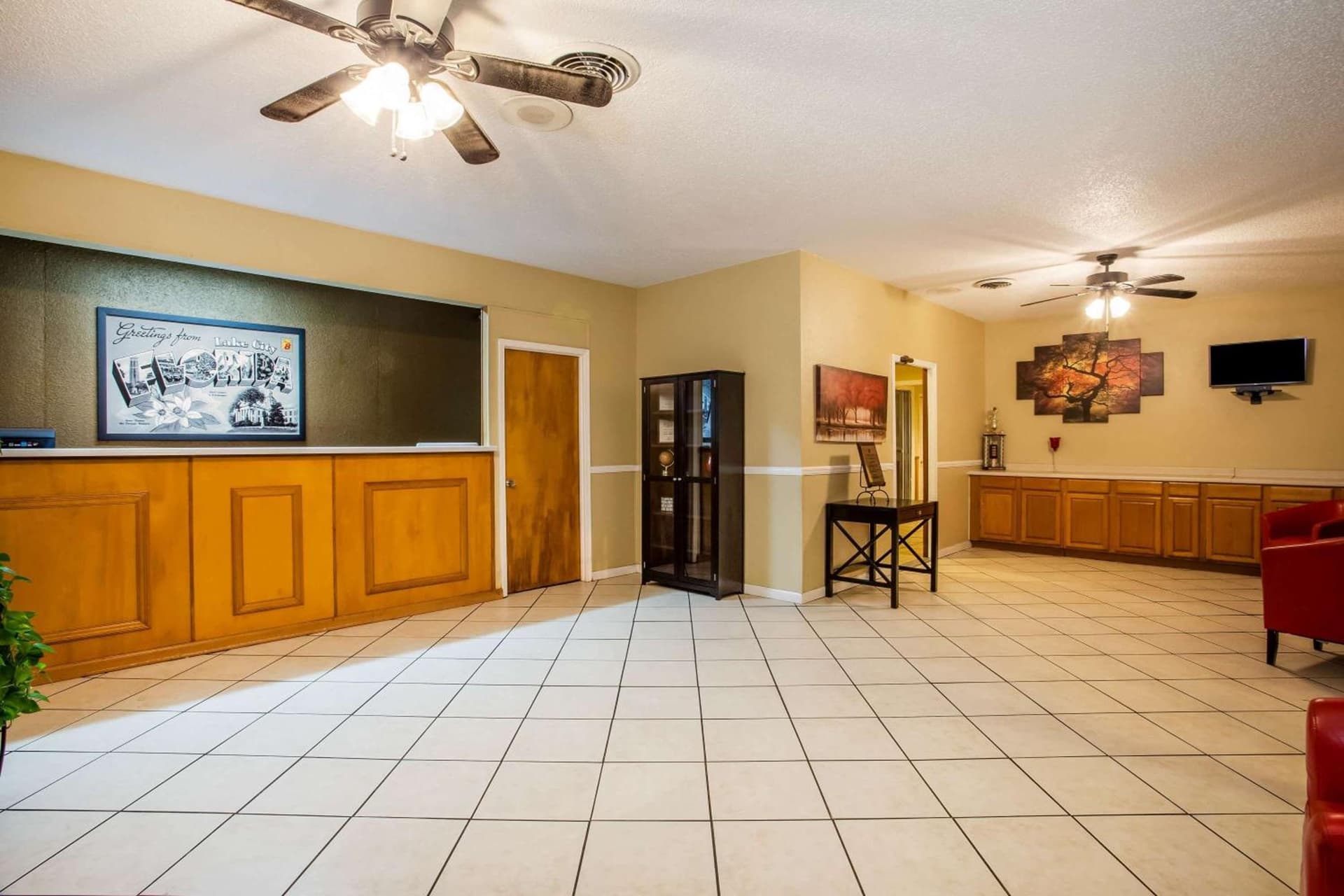 Super 8 by Wyndham Lake City property views in Lake City, FL — gallery photo 3
