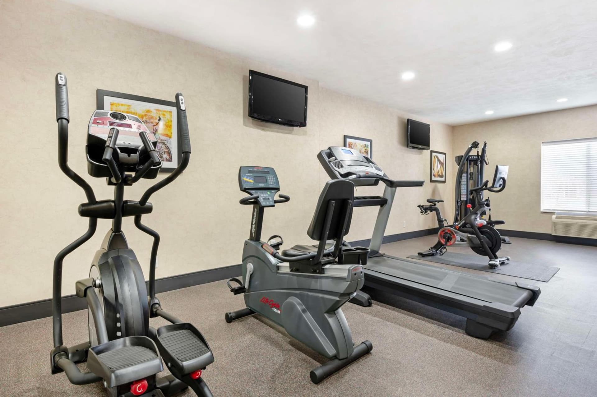 Best Western Plus Howe Inn interior in Howe, IN — gallery photo 2