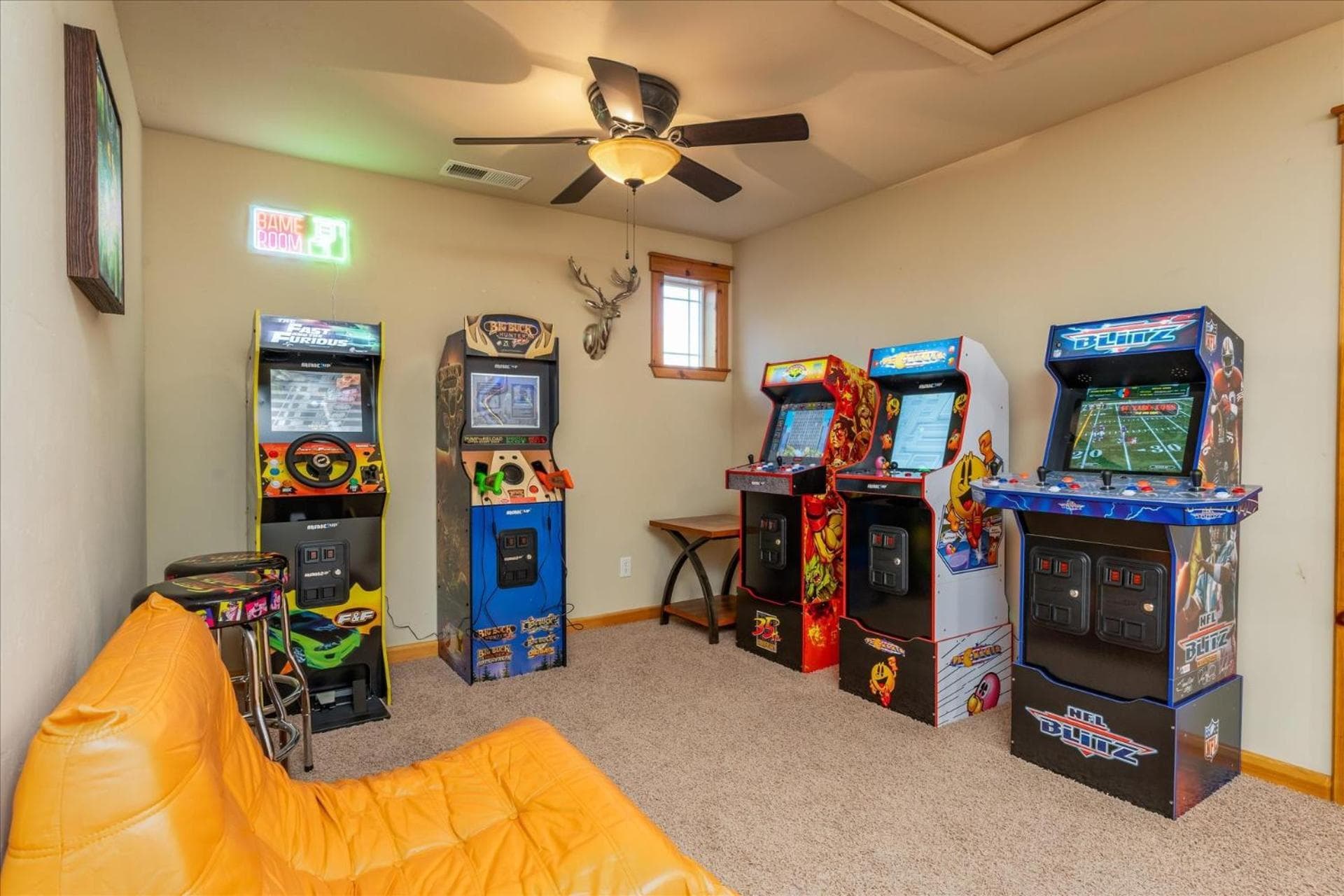 Rathore Von Liecthi Lodge with spaarcade roomplayground and more interior in Oakhurst, CA — gallery photo 2
