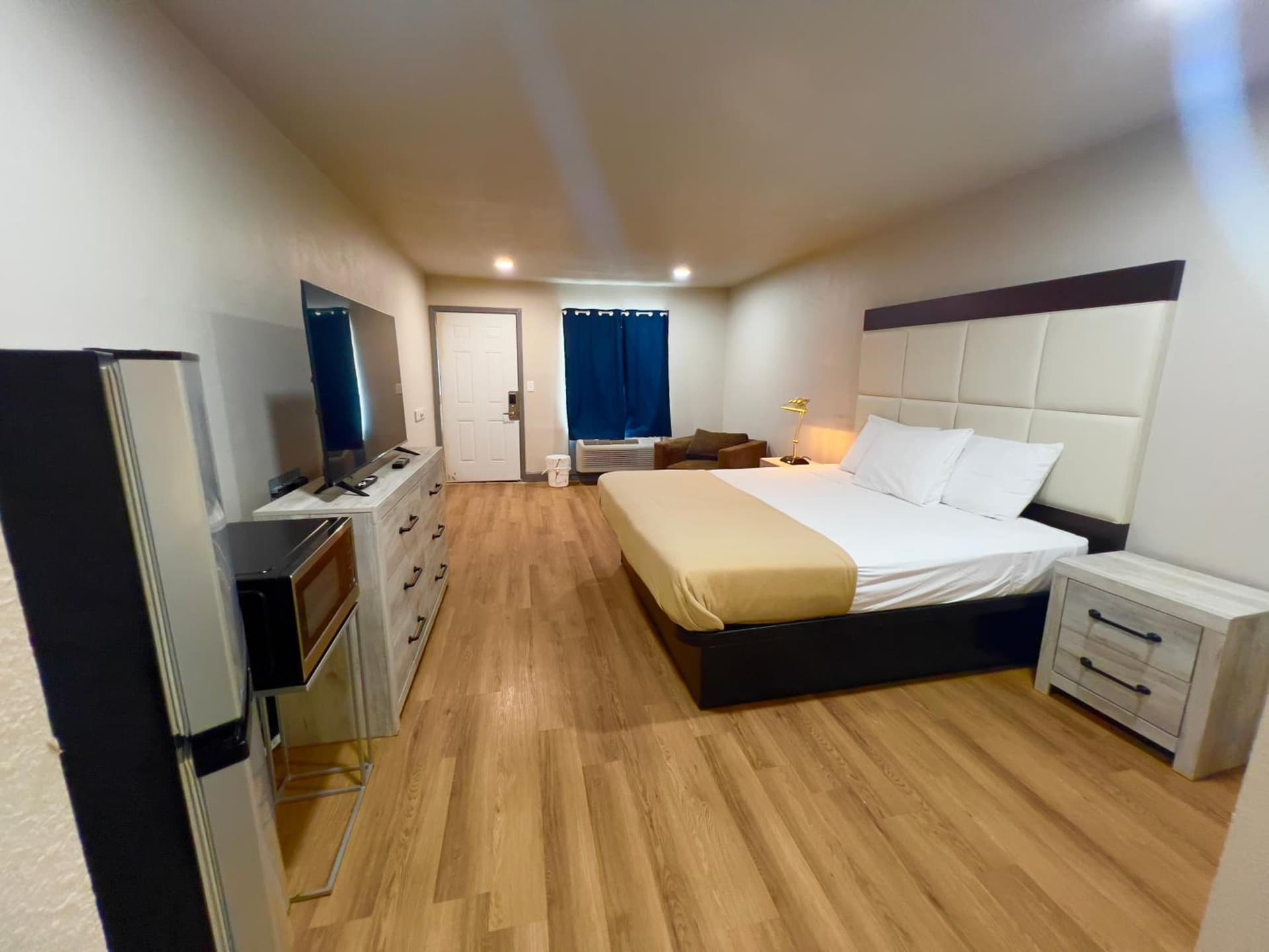 ECONOMY INN AND SUITES property views in Tulsa, OK — gallery photo 3