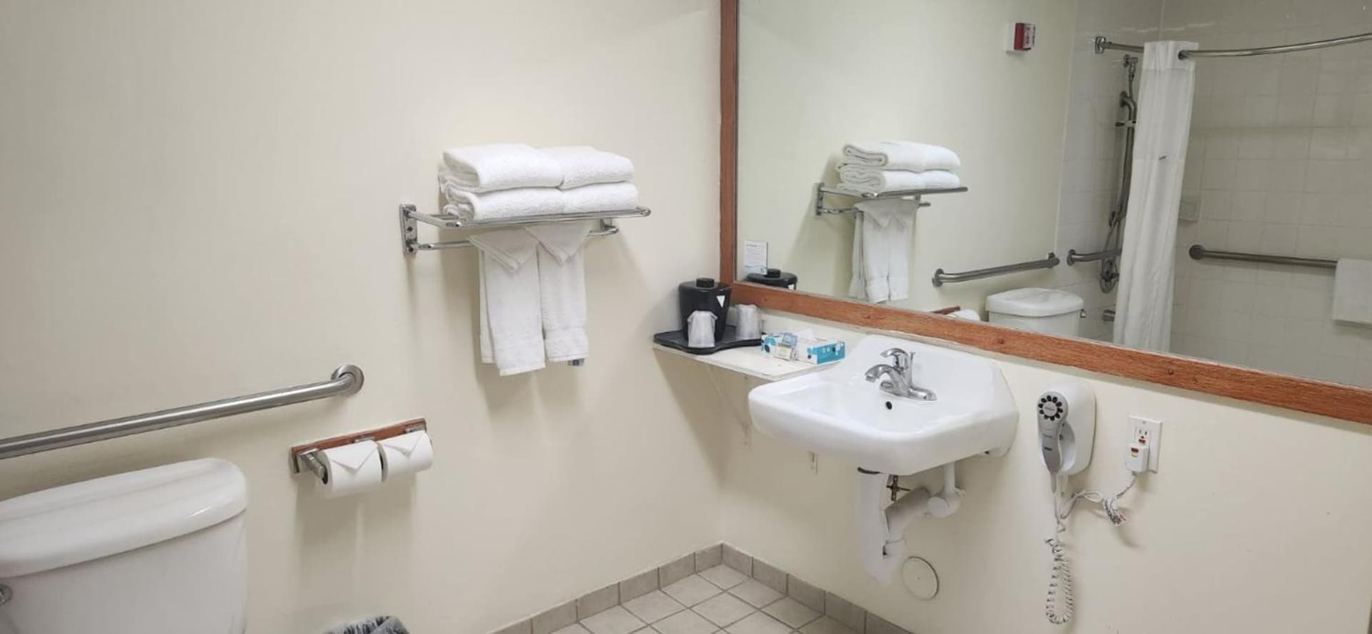 Howard Johnson by Wyndham Fullerton/Anaheim Conference Cntr property views in Fullerton, CA — gallery photo 3