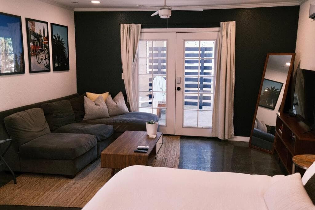 Luxury Modern Studio UOP & The Miracle Mile interior in Stockton, CA — gallery photo 2