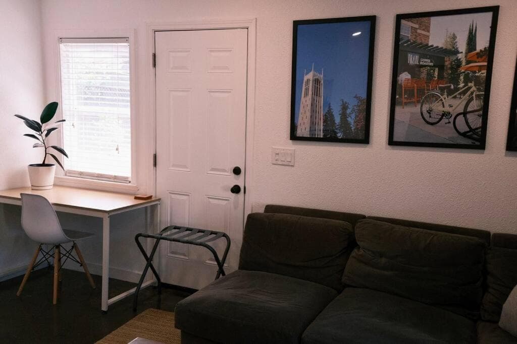 Luxury Modern Studio UOP & The Miracle Mile interior in Stockton, CA — gallery photo 2