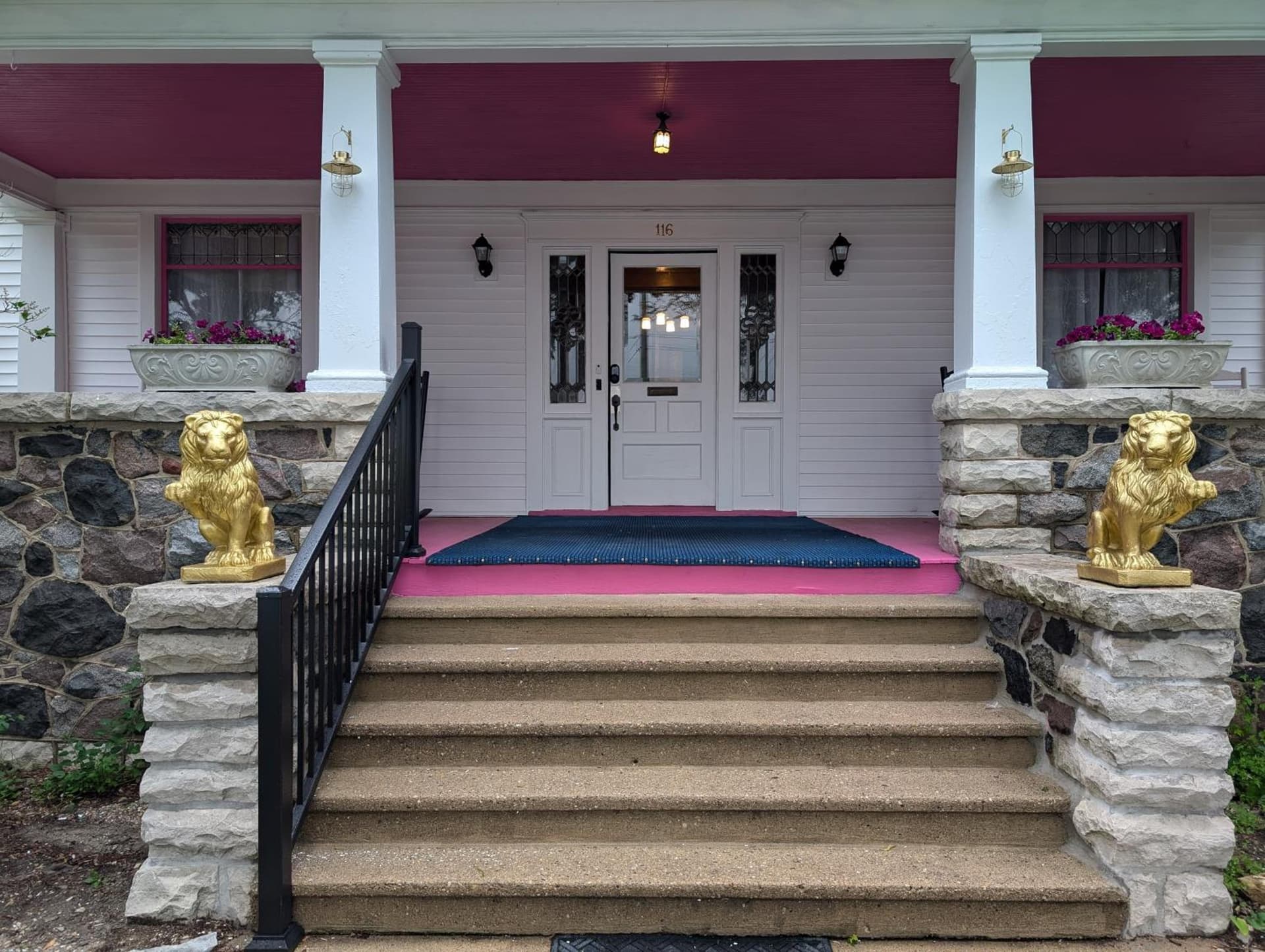 The Queen Hotel- Downtown Luxury interior in Sturgeon Bay, WI — gallery photo 2
