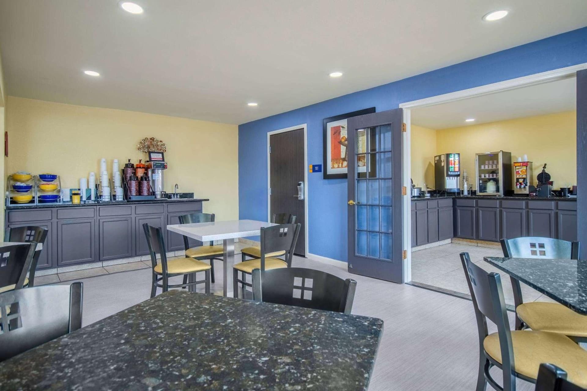 Days Inn & Suites by Wyndham Waterloo gallery photo in Waterloo, IA — image 34