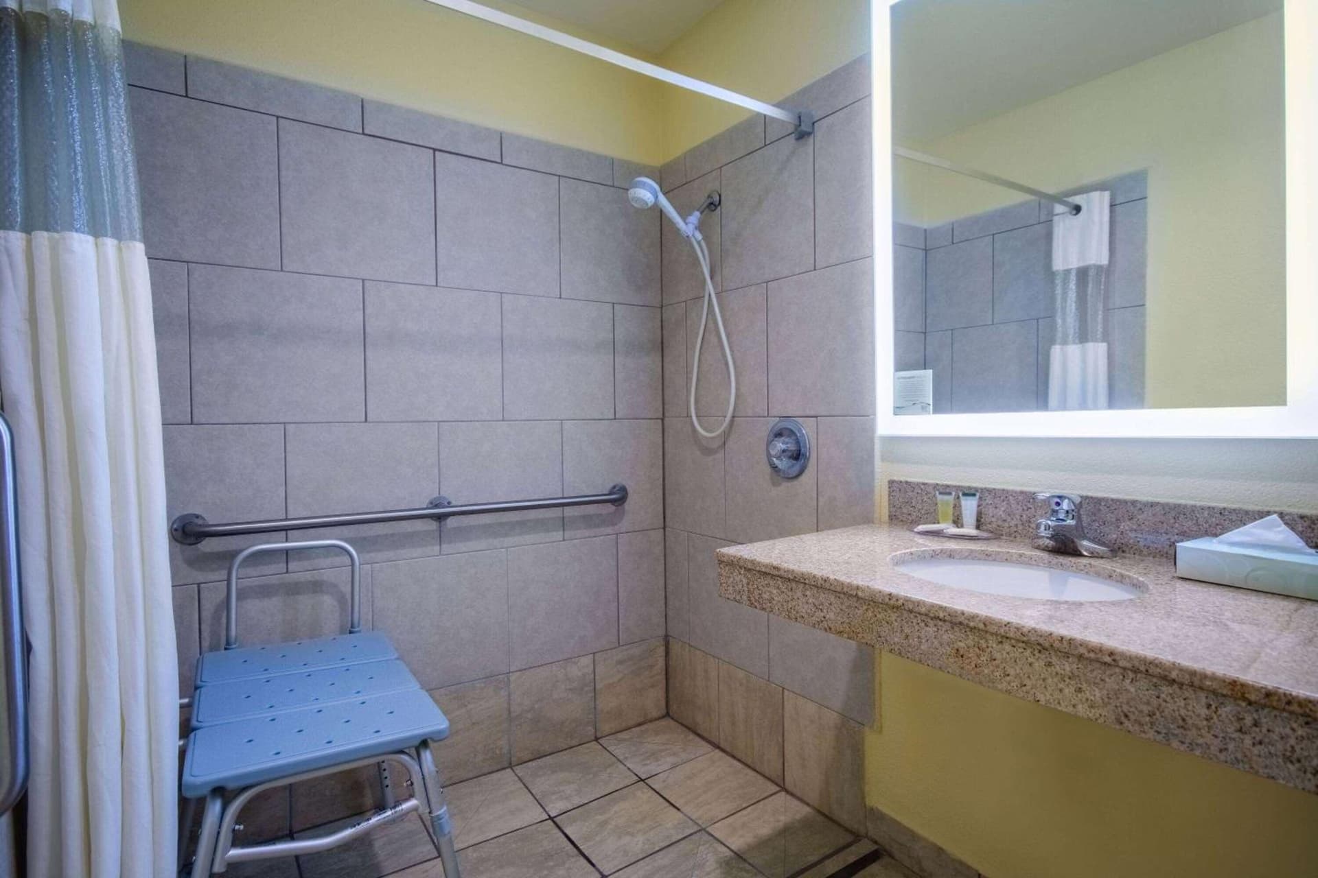 Days Inn & Suites by Wyndham Waterloo gallery photo in Waterloo, IA — image 6