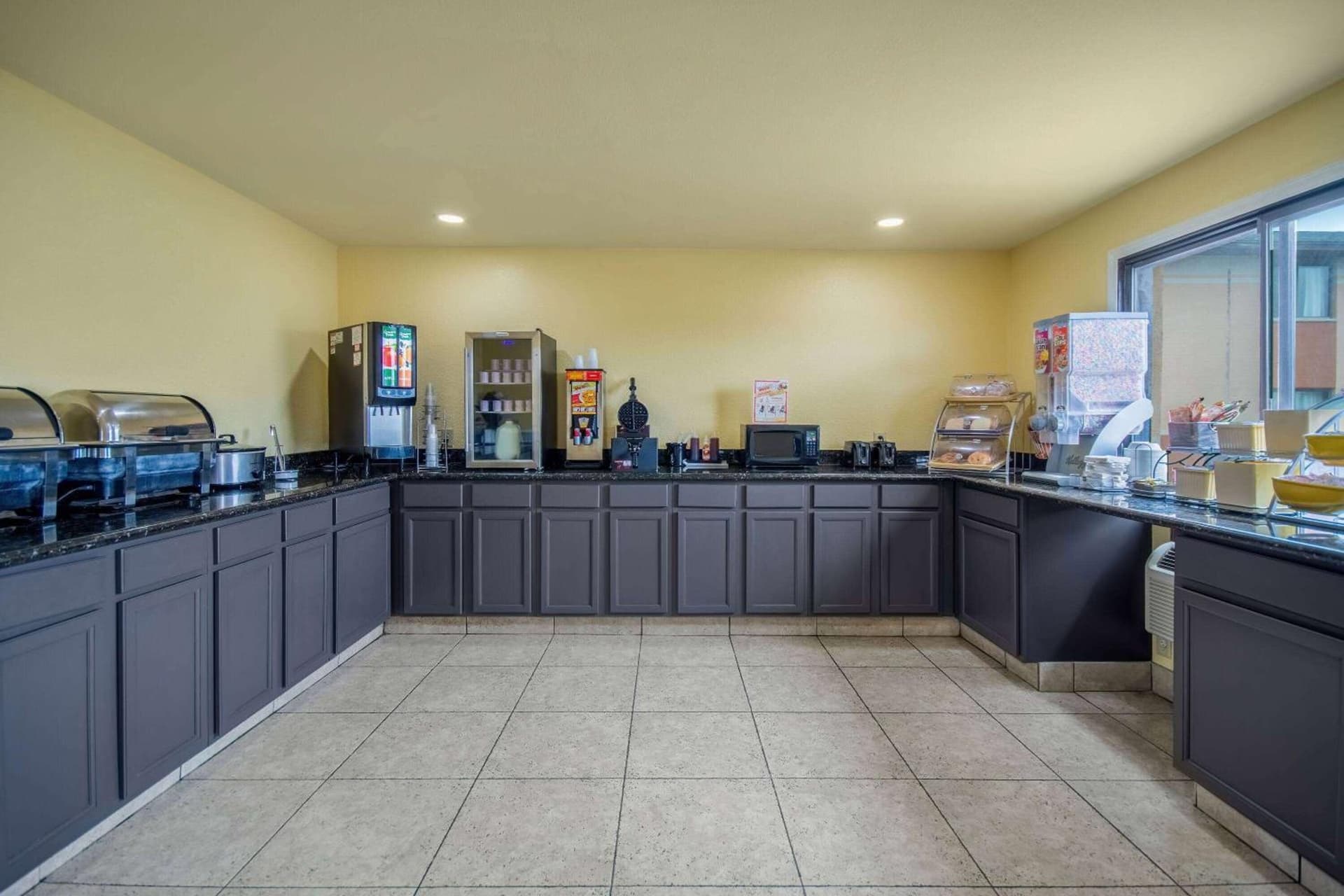 Days Inn & Suites by Wyndham Waterloo gallery photo in Waterloo, IA — image 45