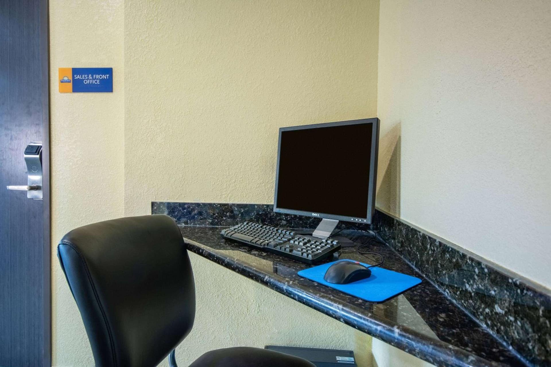 Days Inn & Suites by Wyndham Waterloo gallery photo in Waterloo, IA — image 5