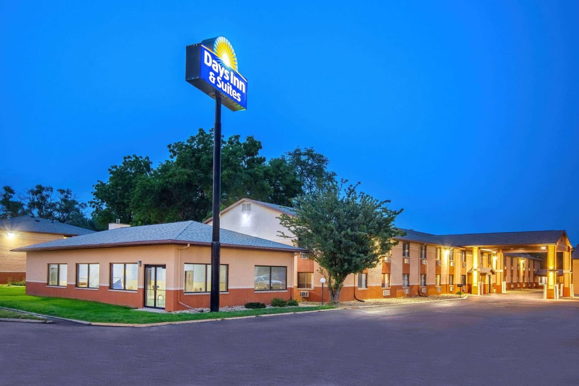 Days Inn & Suites by Wyndham Waterloo interior in Waterloo, IA — gallery photo 2