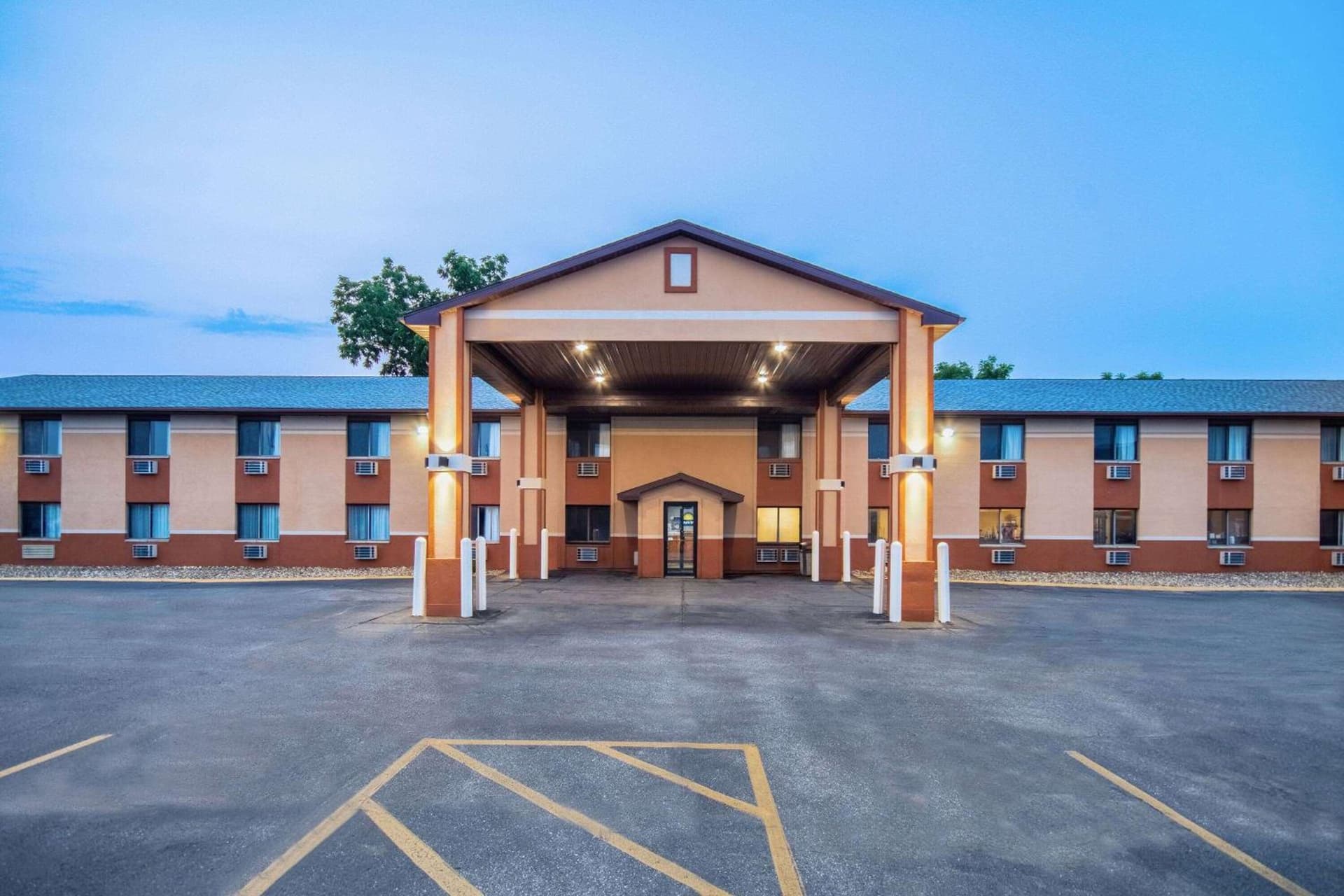 Days Inn & Suites by Wyndham Waterloo — hotel in Waterloo, Iowa