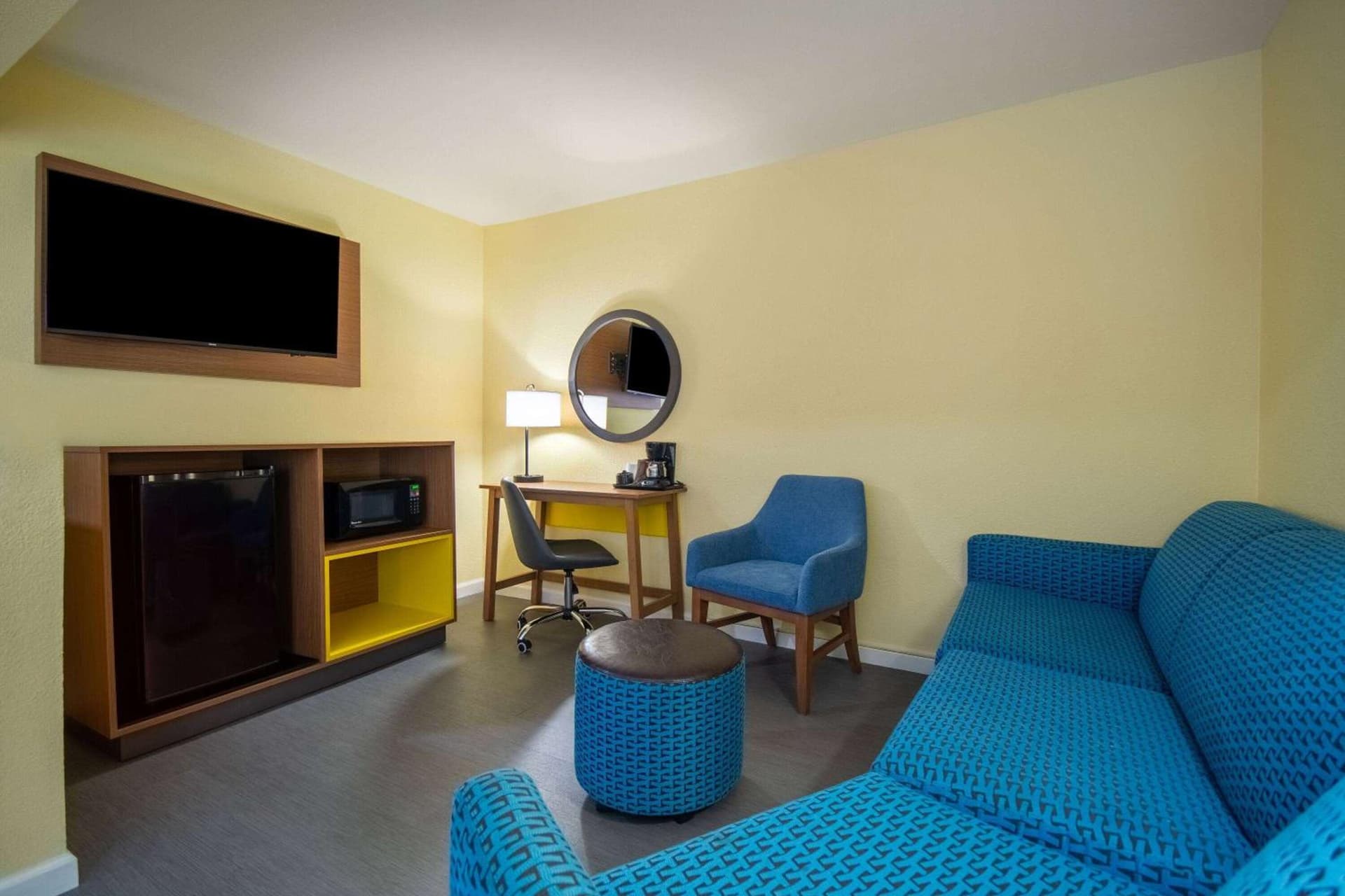 Days Inn & Suites by Wyndham Waterloo property views in Waterloo, IA — gallery photo 3