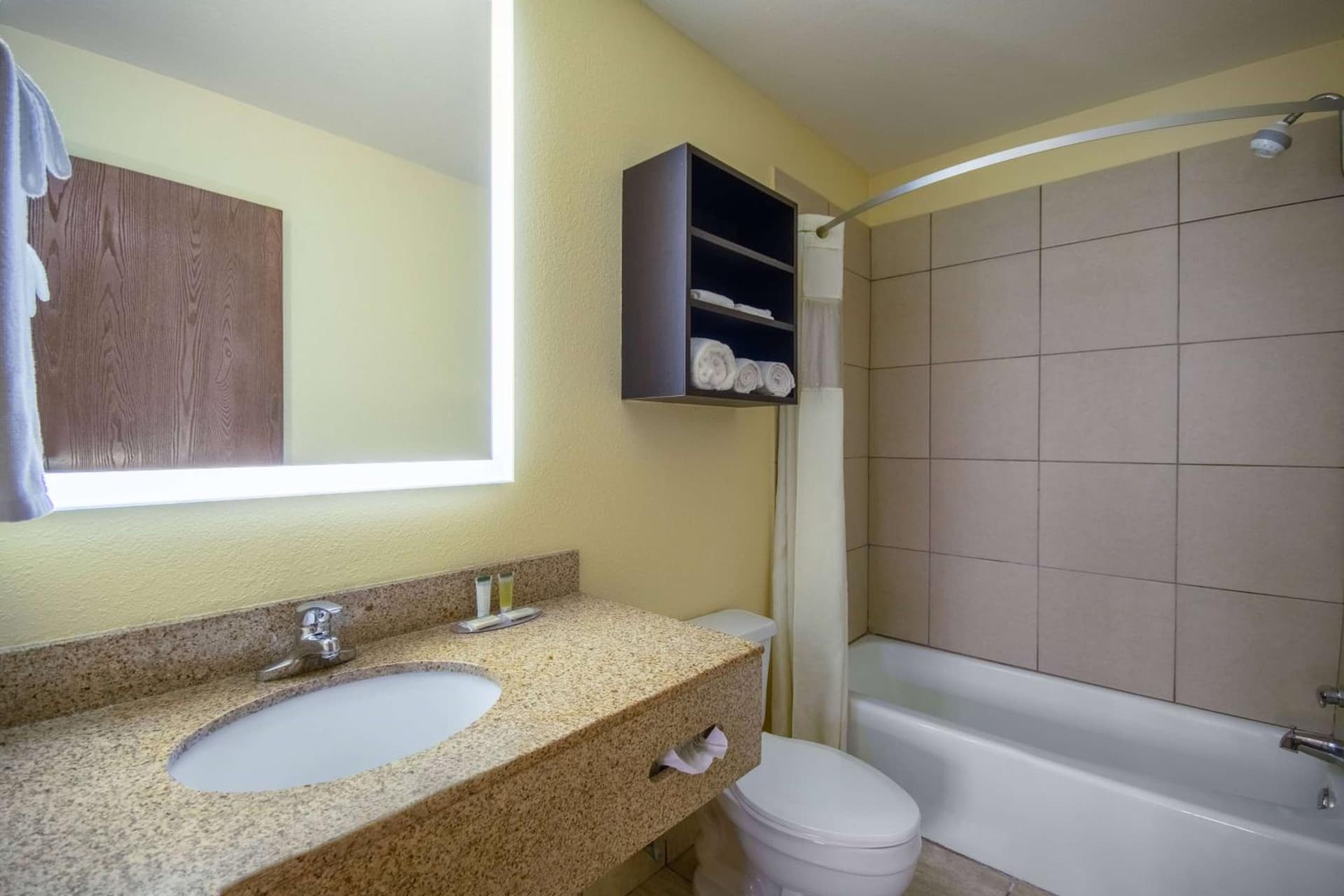 Days Inn & Suites by Wyndham Waterloo gallery photo in Waterloo, IA — image 52
