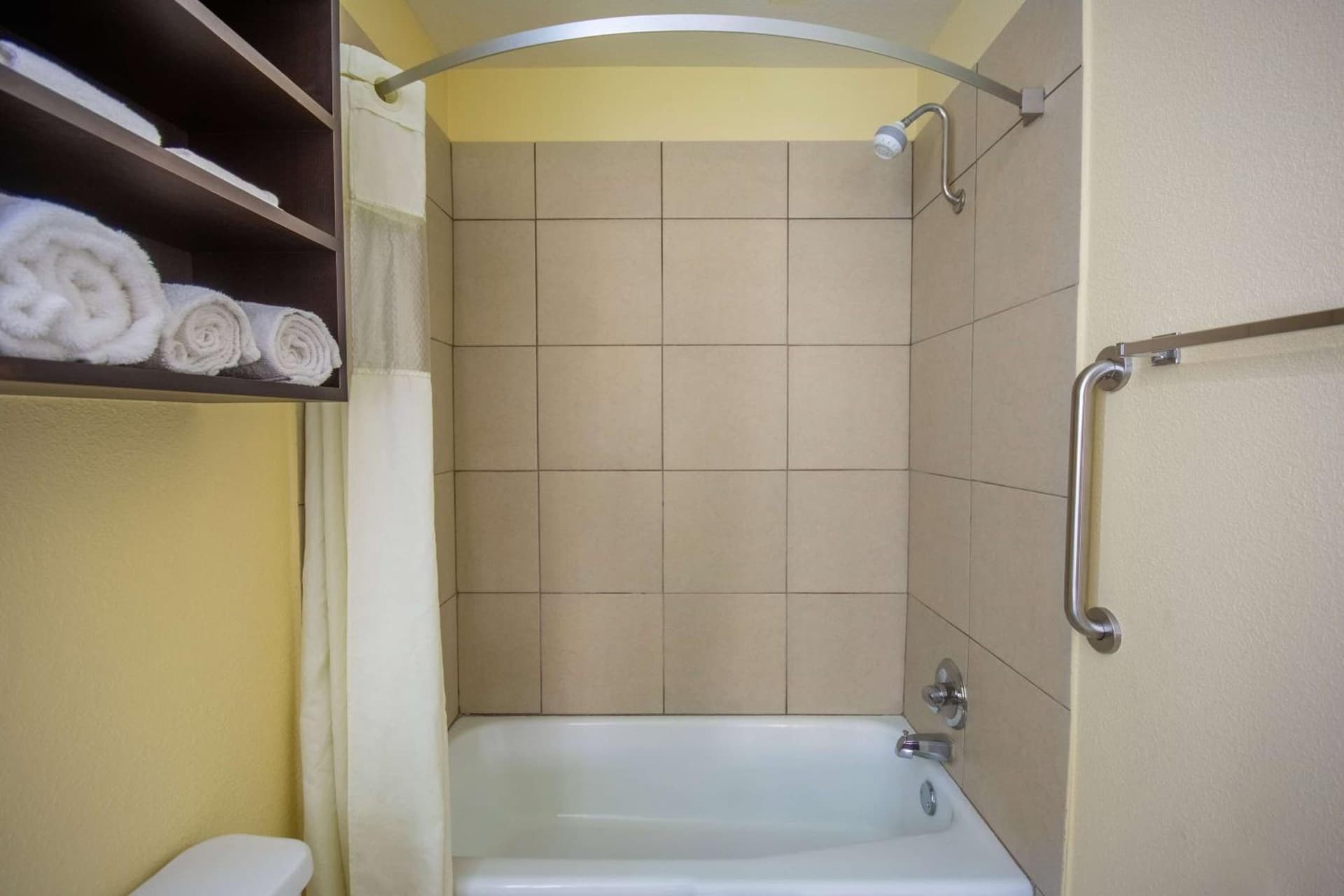 Days Inn & Suites by Wyndham Waterloo gallery photo in Waterloo, IA — image 50