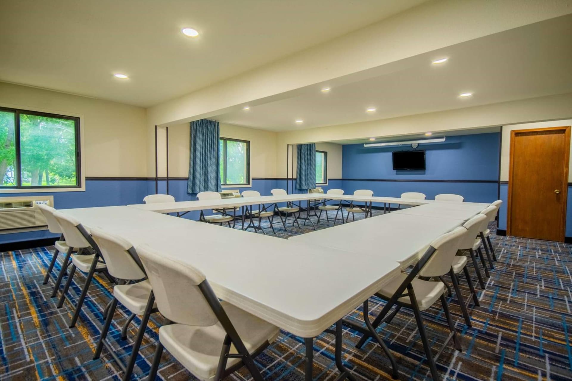 Days Inn & Suites by Wyndham Waterloo gallery photo in Waterloo, IA — image 35