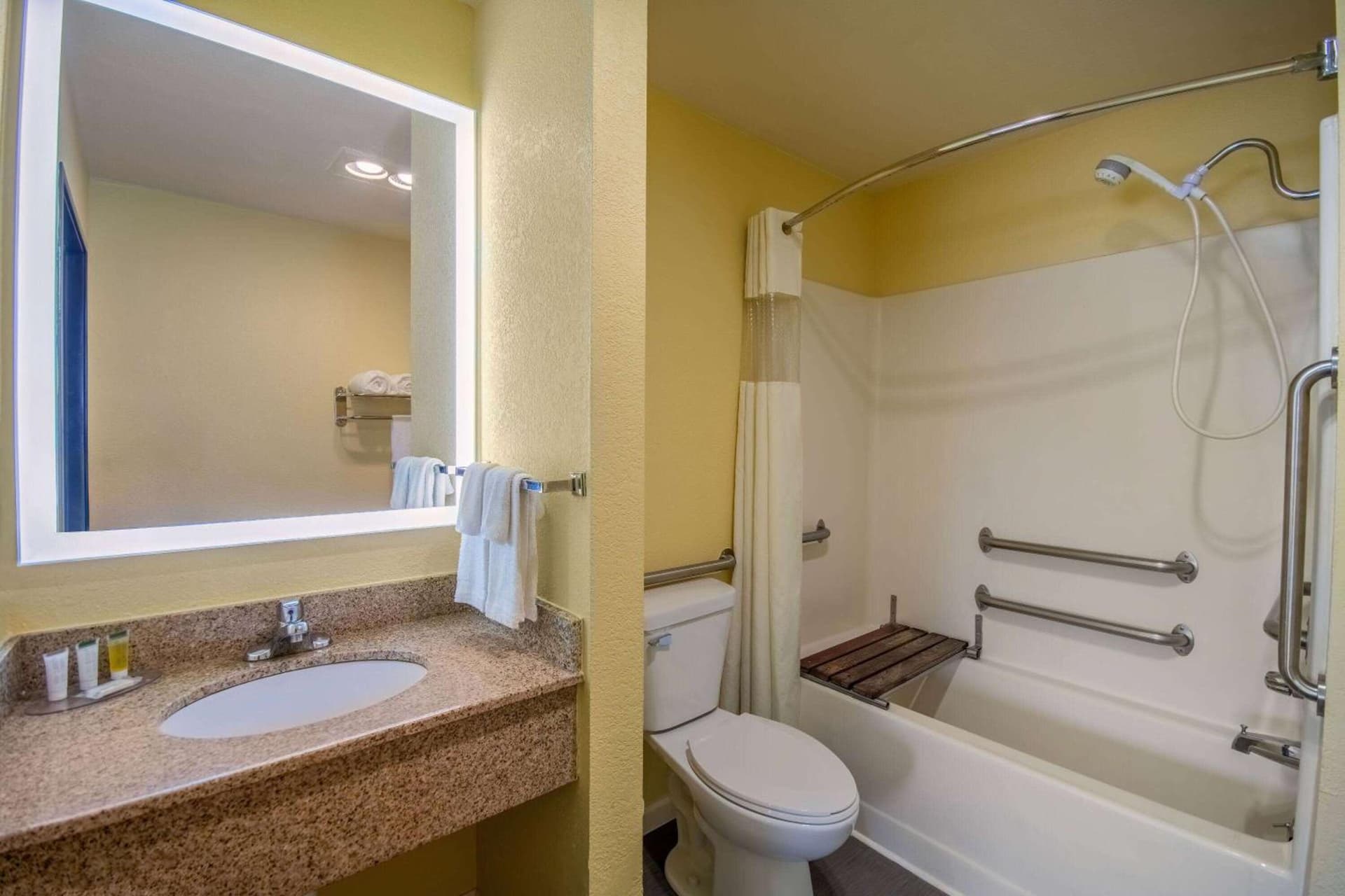 Days Inn by Wyndham Evansdale Waterloo gallery photo in Evansdale, IA — image 15