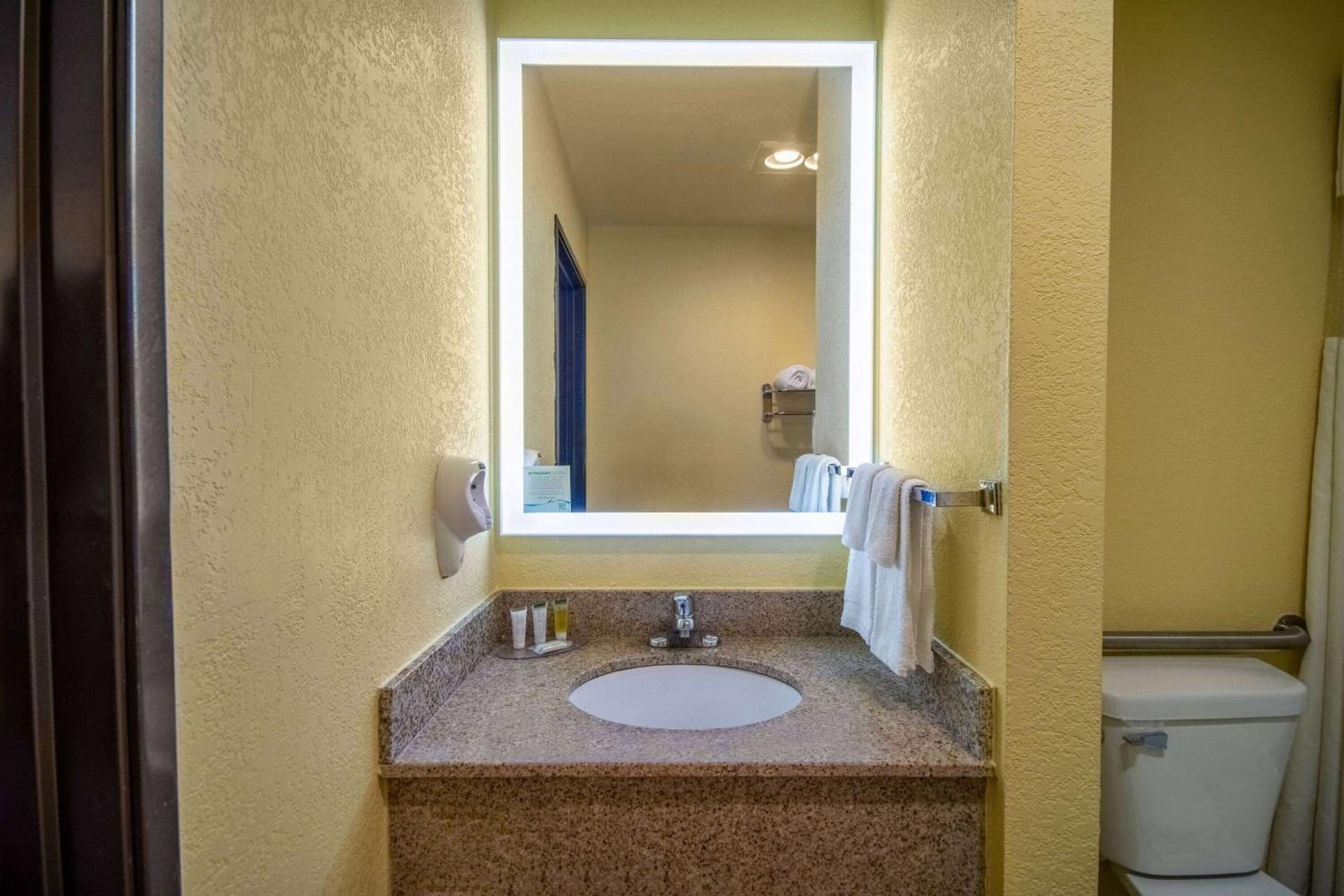 Days Inn by Wyndham Evansdale Waterloo gallery photo in Evansdale, IA — image 9