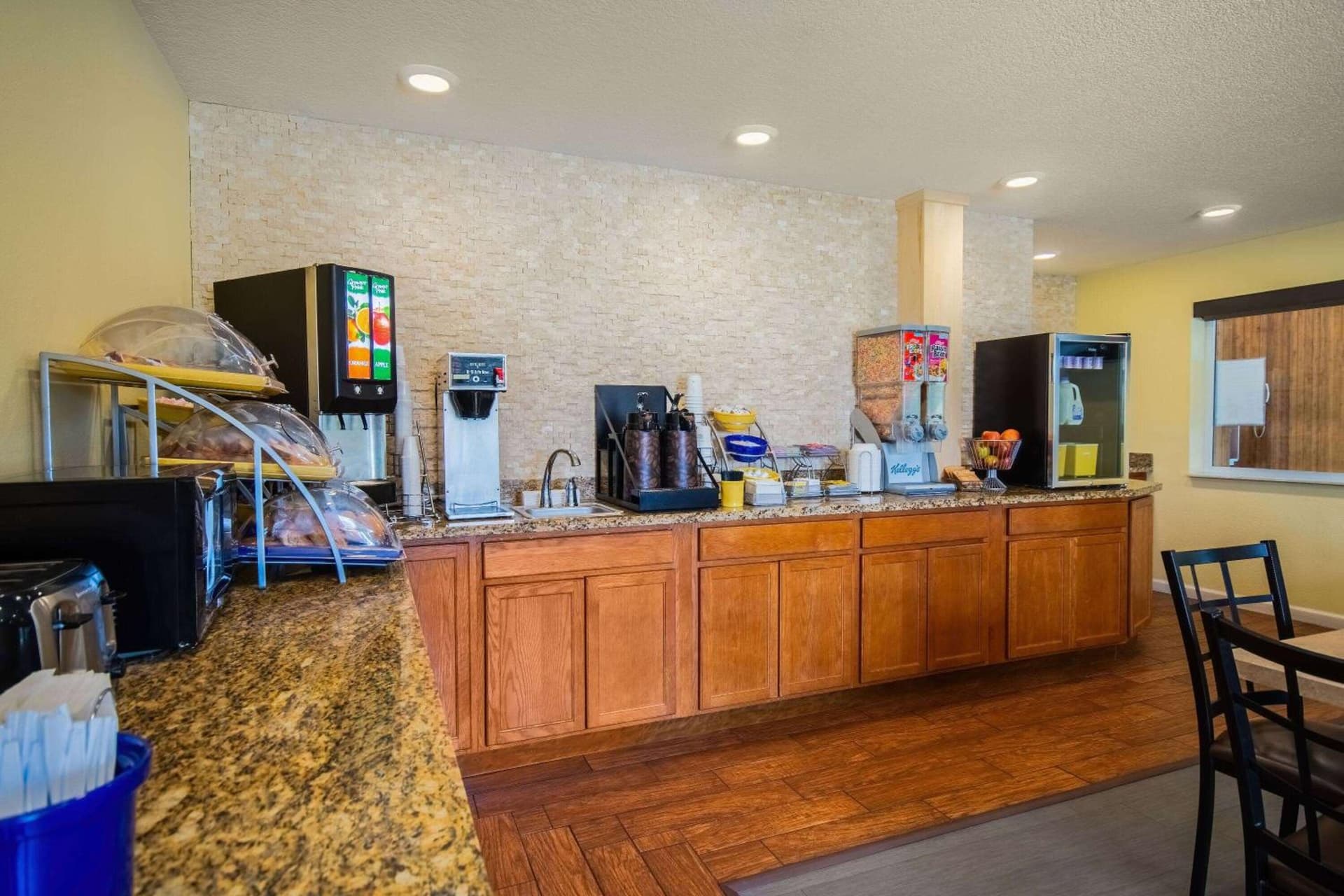 Days Inn by Wyndham Evansdale Waterloo gallery photo in Evansdale, IA — image 20