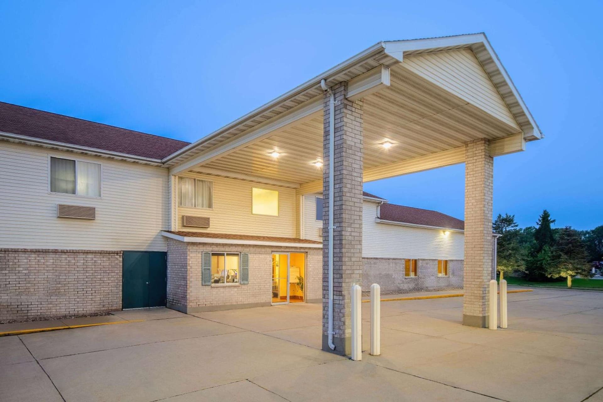 Days Inn by Wyndham Evansdale Waterloo featured exterior or lobby in Evansdale, IA — similar hotel