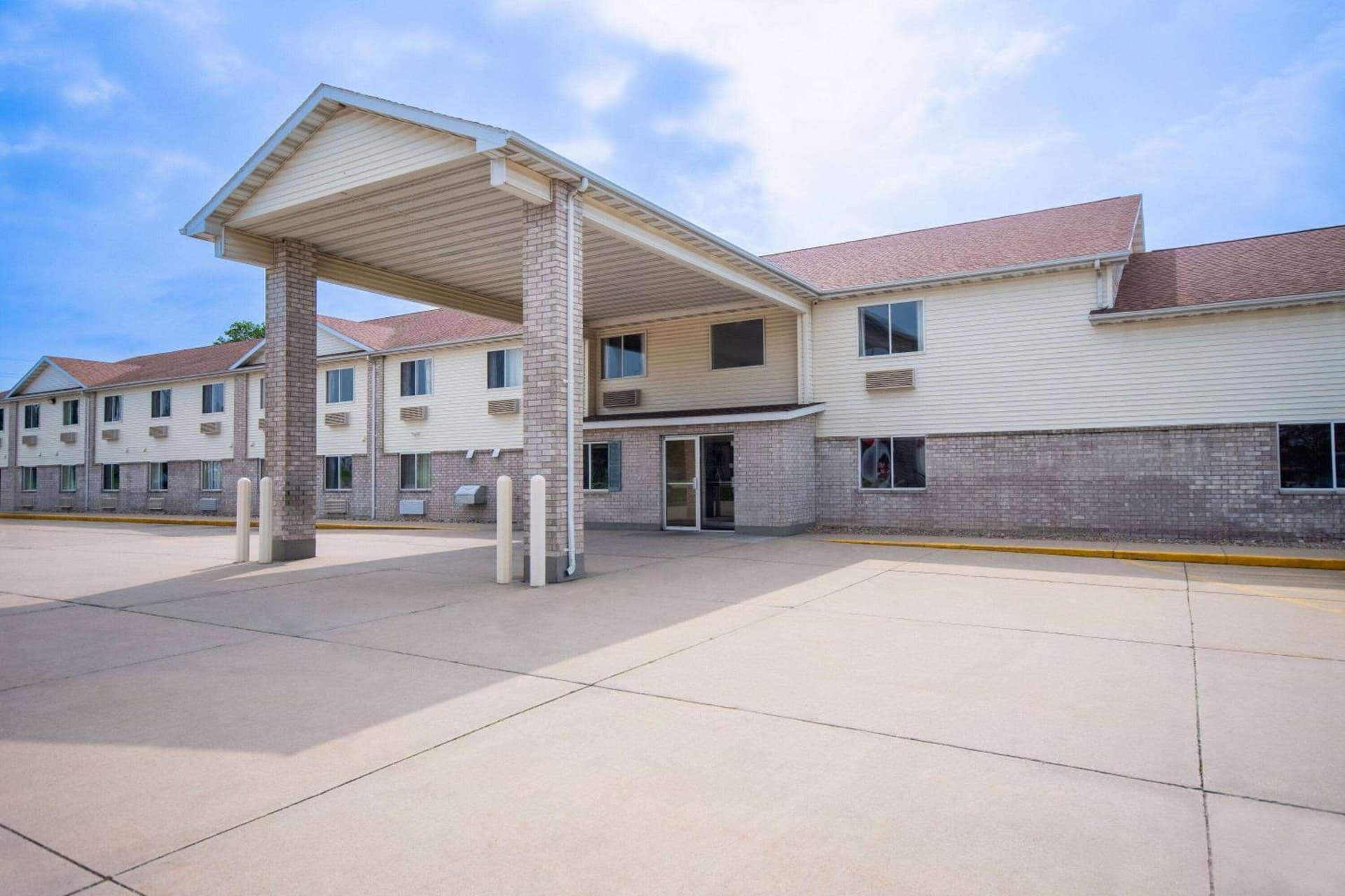 Days Inn by Wyndham Evansdale Waterloo interior in Evansdale, IA — gallery photo 2