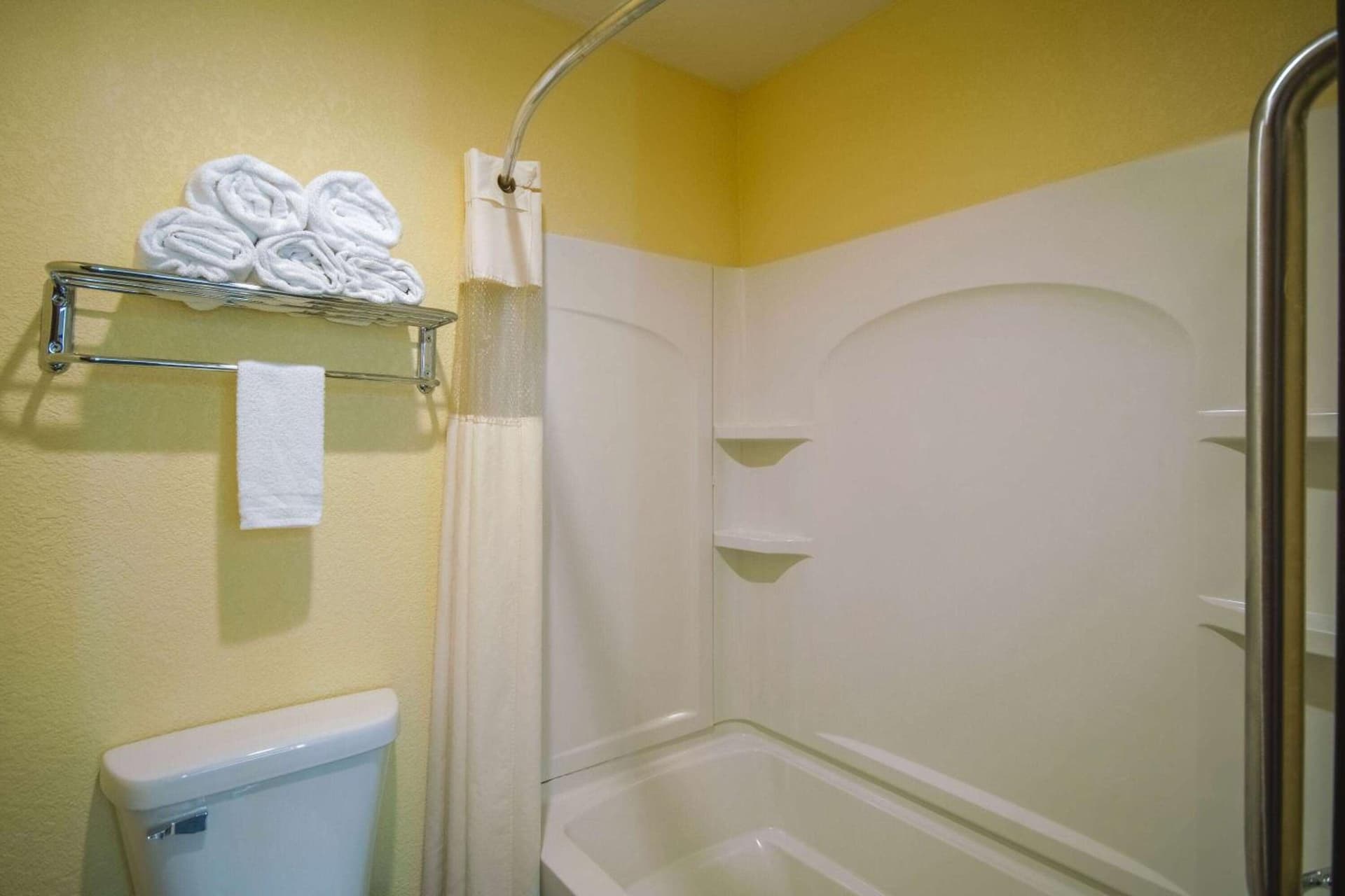 Days Inn by Wyndham Evansdale Waterloo gallery photo in Evansdale, IA — image 35