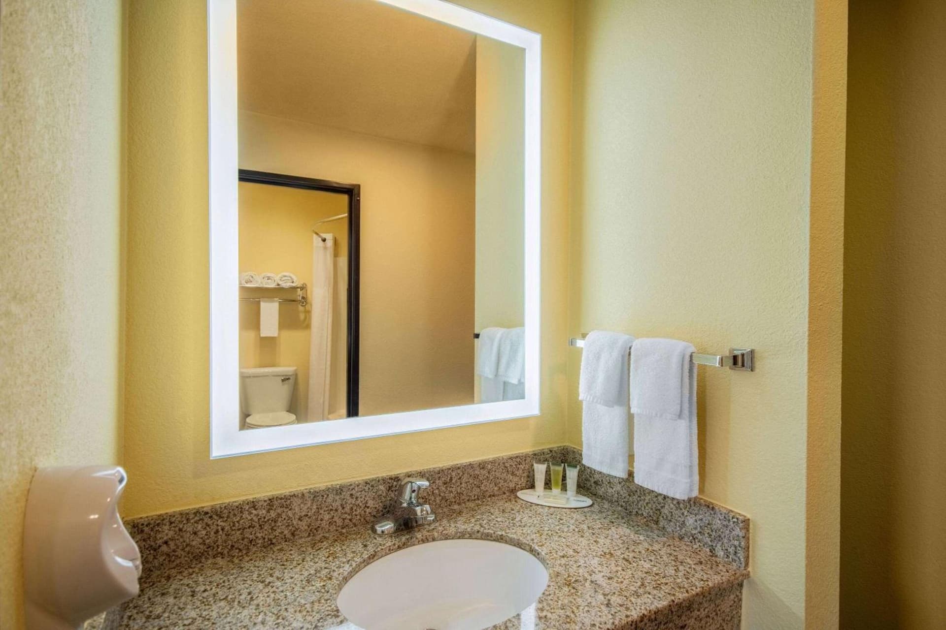 Days Inn by Wyndham Evansdale Waterloo gallery photo in Evansdale, IA — image 10
