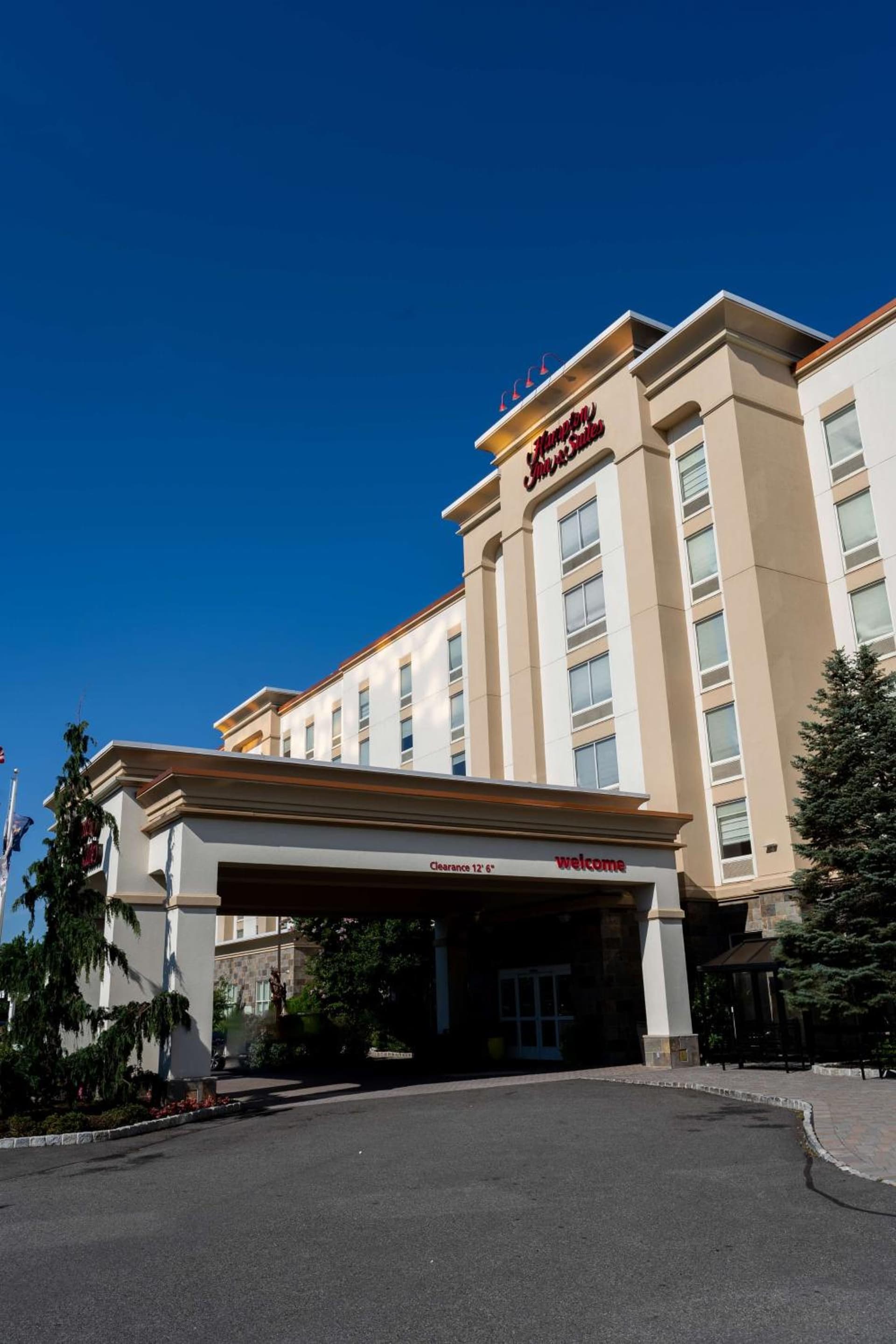 Hampton Inn & Suites Staten Island interior in Staten Island, NY — gallery photo 2