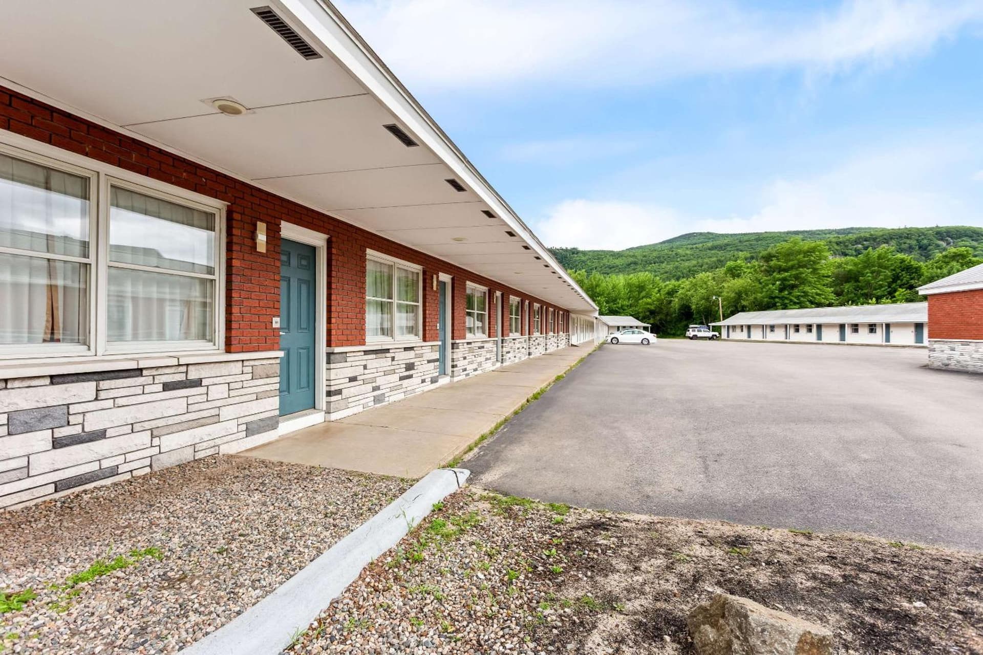 Quality Inn & Suites Gorham Riverside interior in Gorham — gallery photo 2