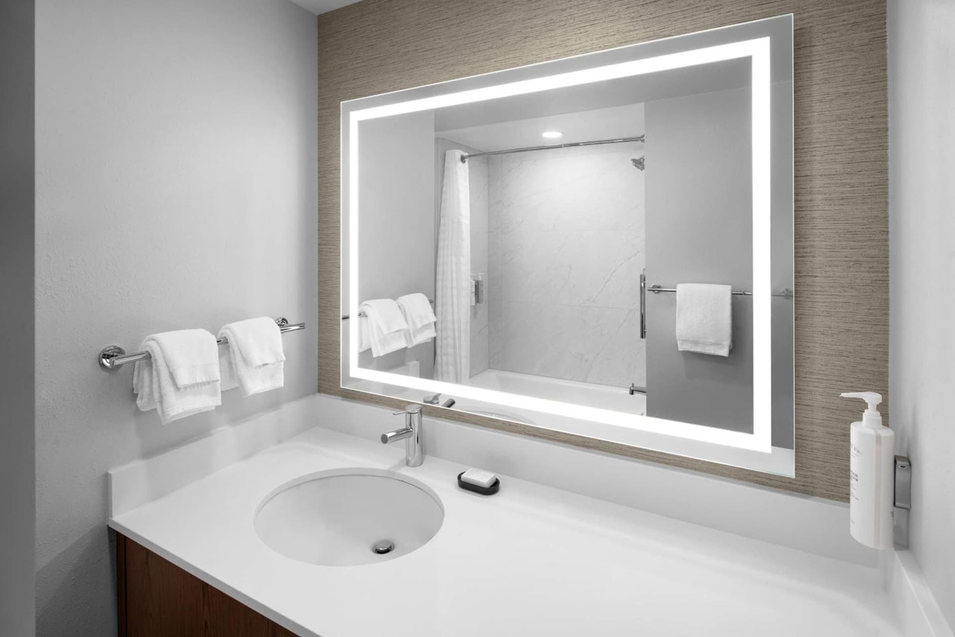 Embassy Suites By Hilton Madison Downtown gallery photo in Madison, WI — image 8