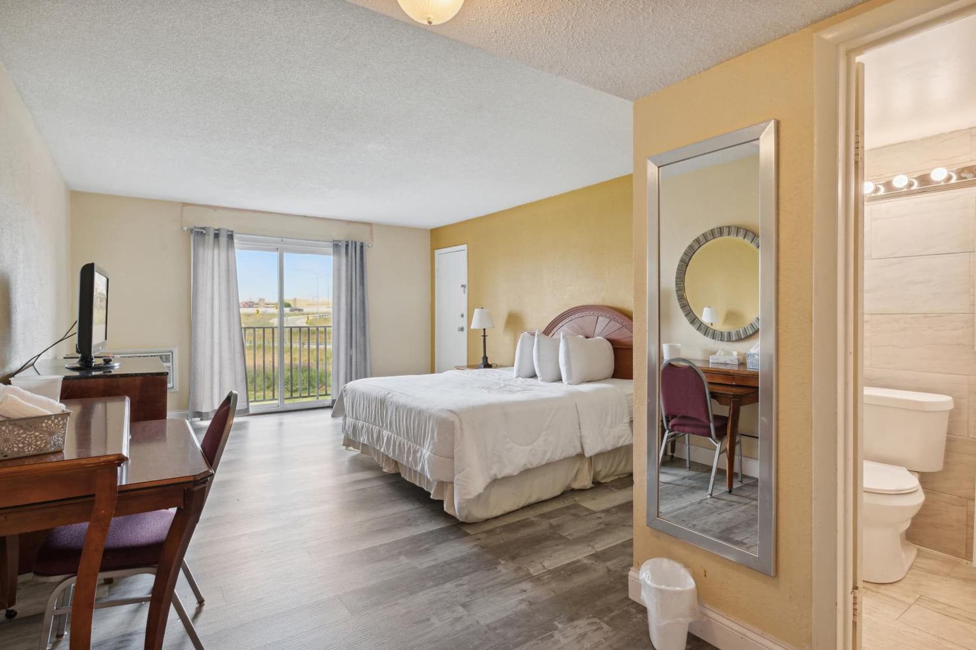 Miami Suites Hotel gallery photo in Toledo, OH — image 16