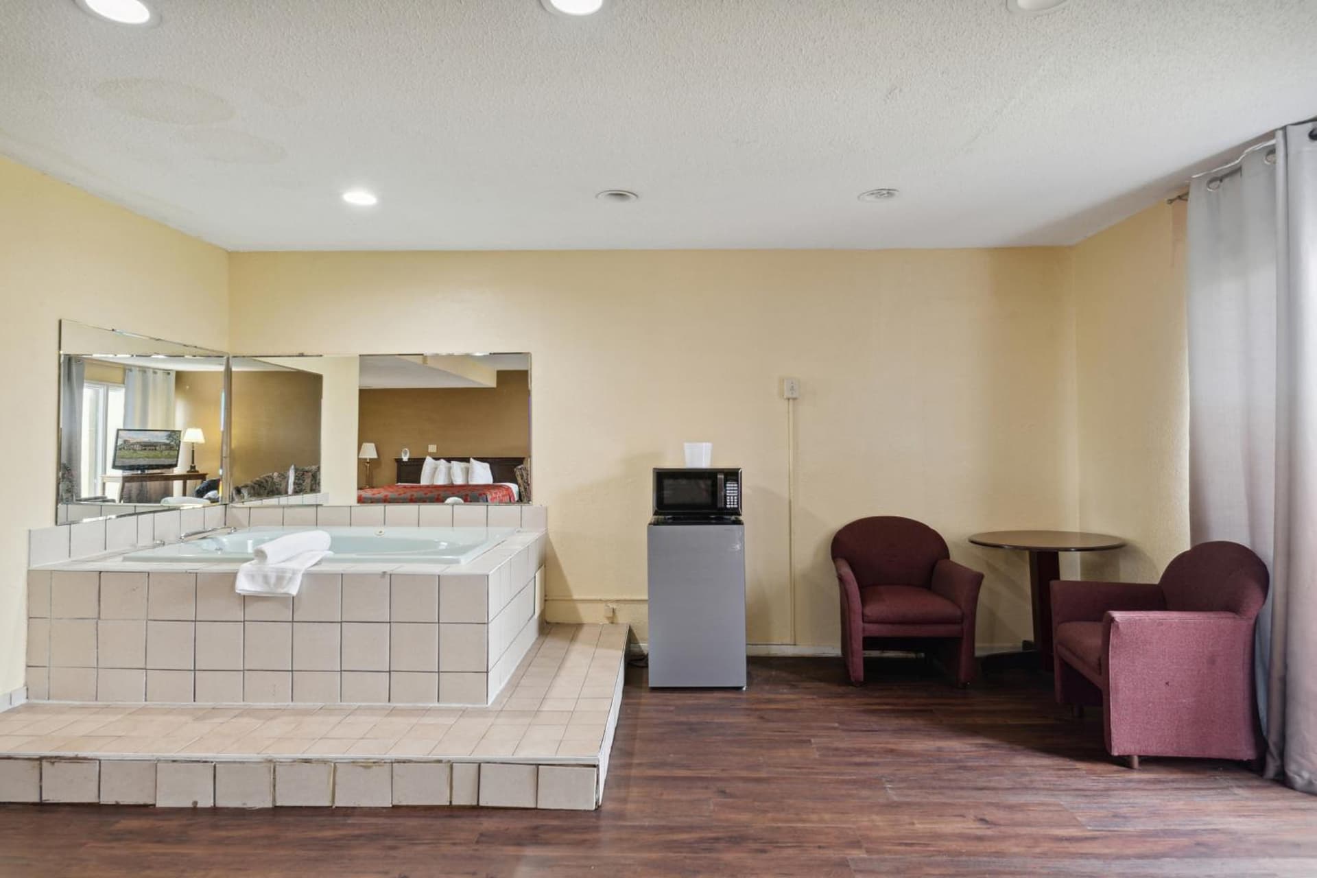 Miami Suites Hotel gallery photo in Toledo, OH — image 4
