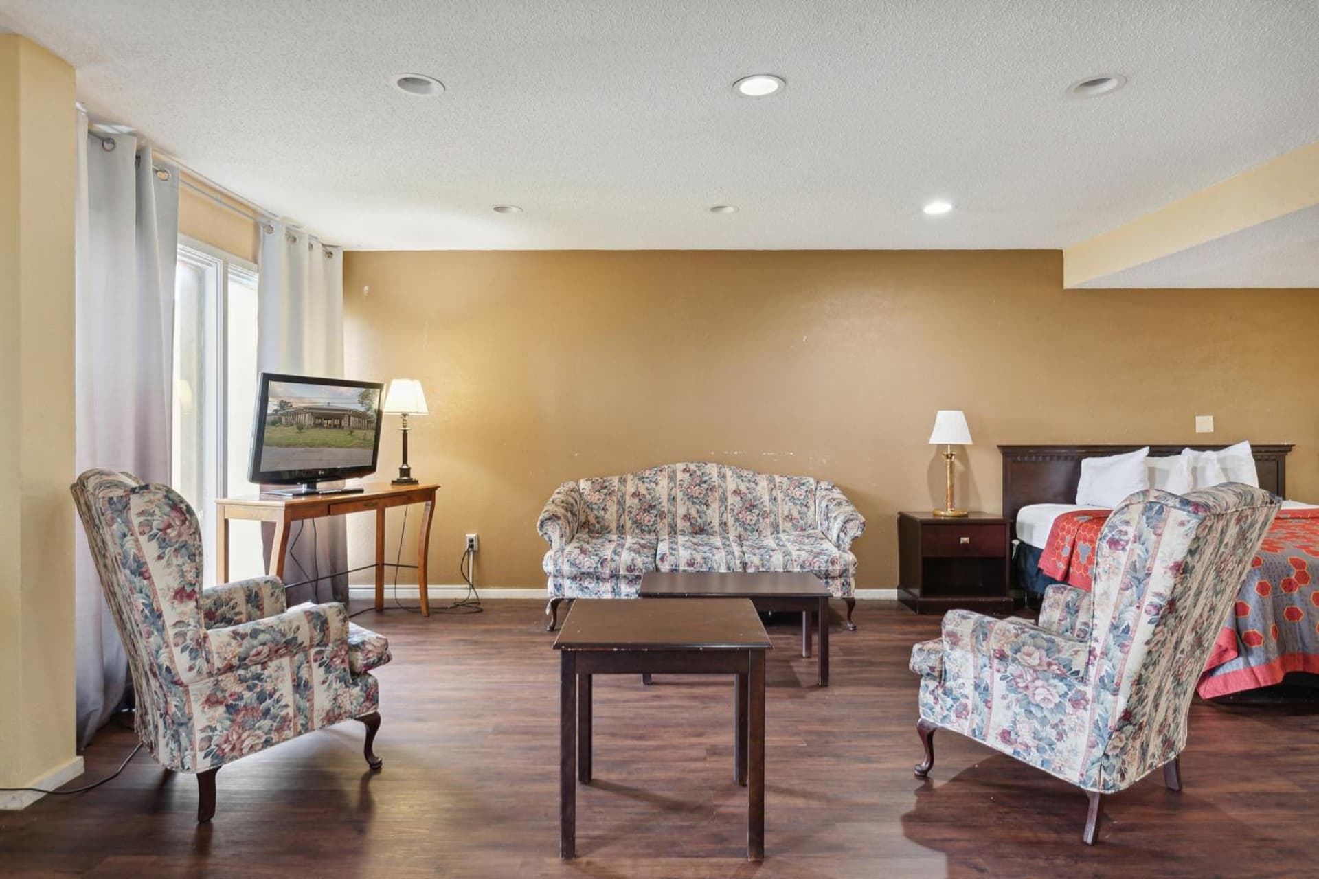Miami Suites Hotel gallery photo in Toledo, OH — image 7