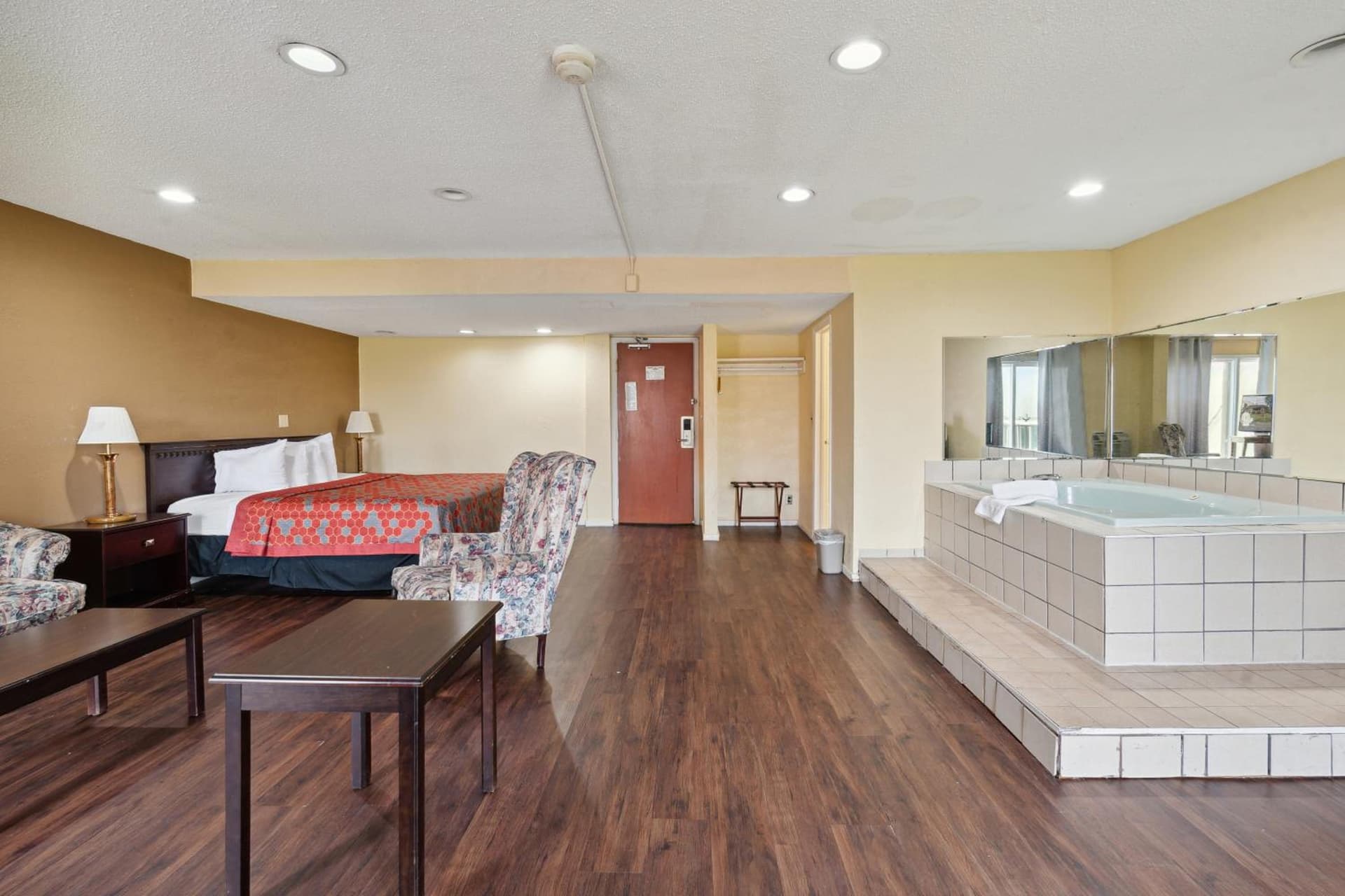 Miami Suites Hotel gallery photo in Toledo, OH — image 6