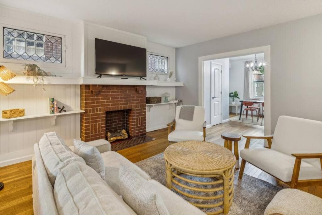 Stylish Modern Home Near Downtown Pittsburgh | Sleeps 7 property views in Pittsburgh, PA — gallery photo 3