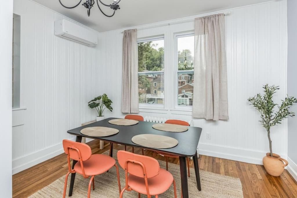 Stylish Modern Home Near Downtown Pittsburgh | Sleeps 7 — hotel in Pittsburgh, Pennsylvania