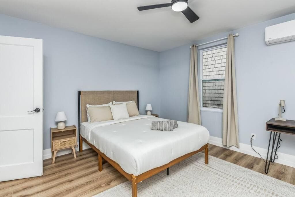Stylish Modern Home Near Downtown Pittsburgh | Sleeps 7 interior in Pittsburgh, PA — gallery photo 2