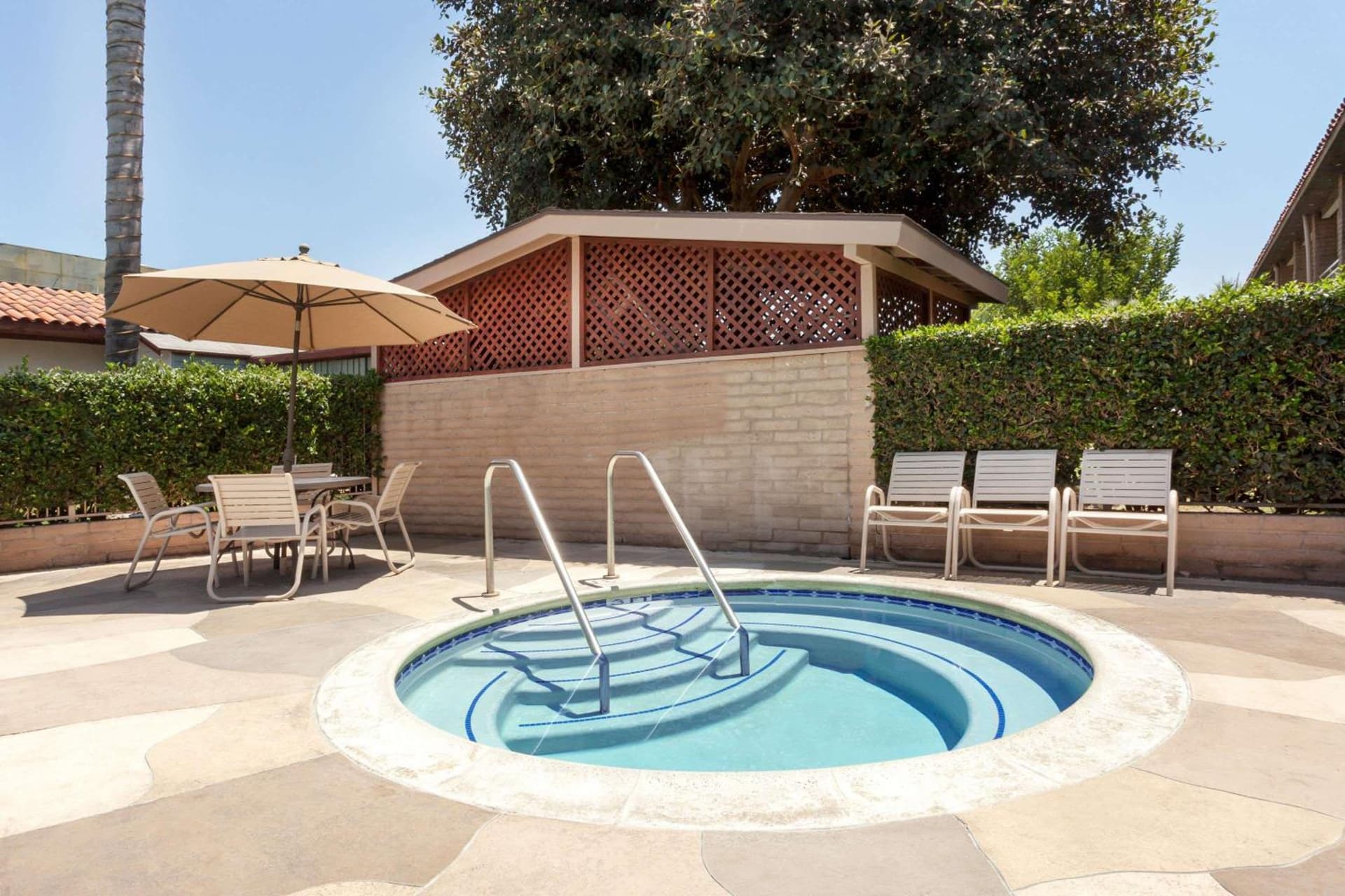 Travelodge by Wyndham Orange County Airport/ Costa Mesa gallery photo in Costa Mesa, CA — image 7