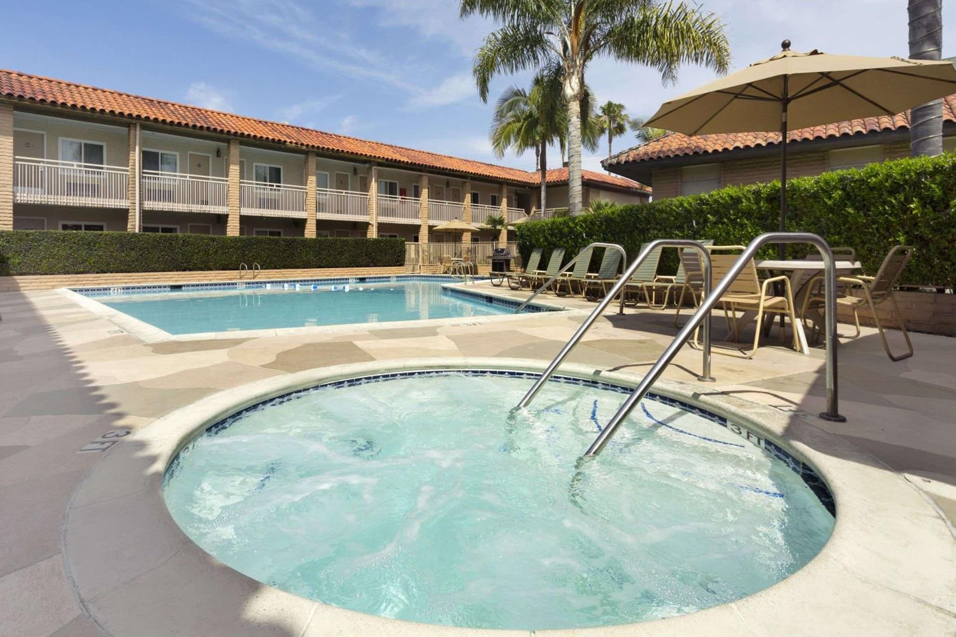 Travelodge by Wyndham Orange County Airport/ Costa Mesa gallery photo in Costa Mesa, CA — image 10