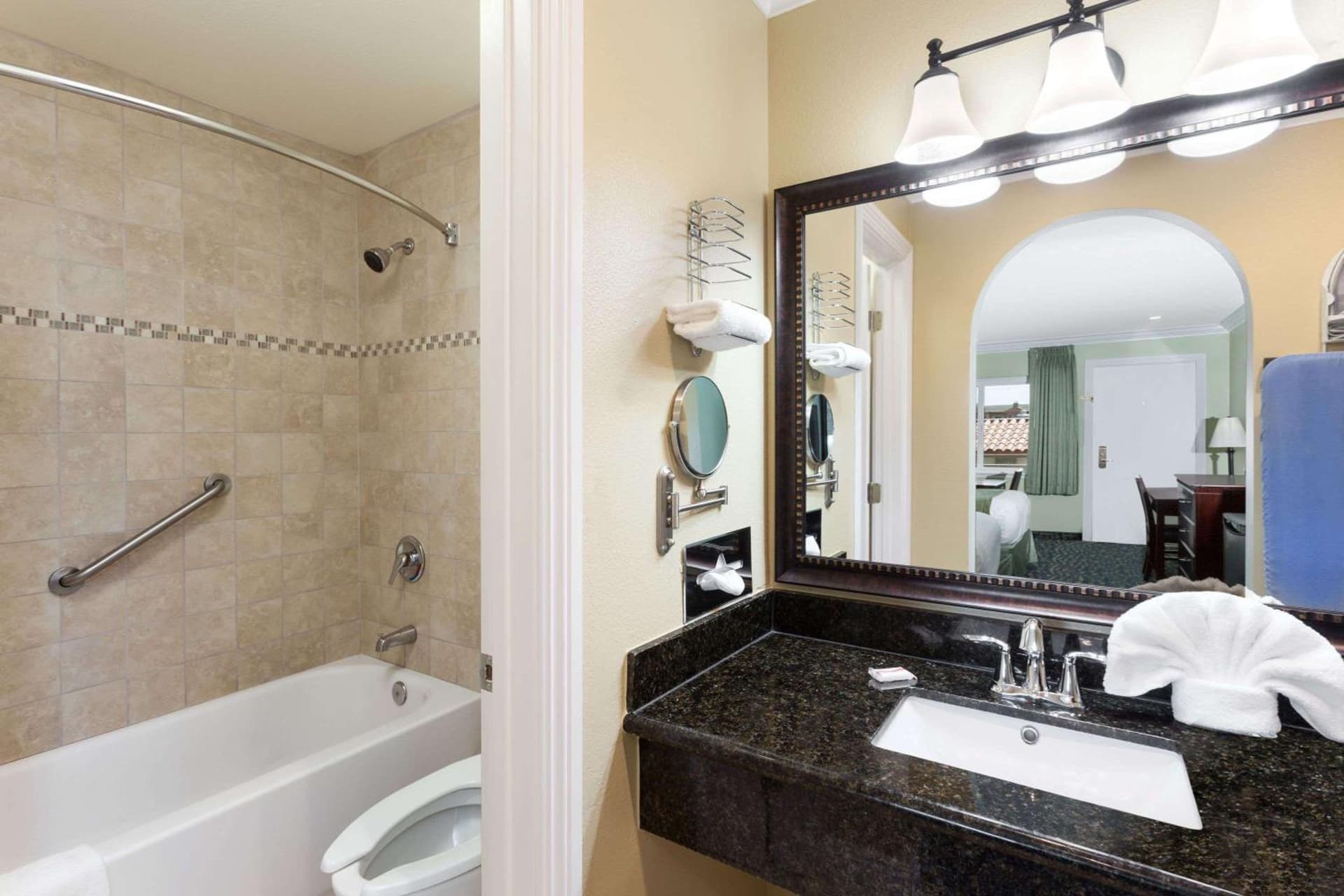 Travelodge by Wyndham Orange County Airport/ Costa Mesa gallery photo in Costa Mesa, CA — image 5