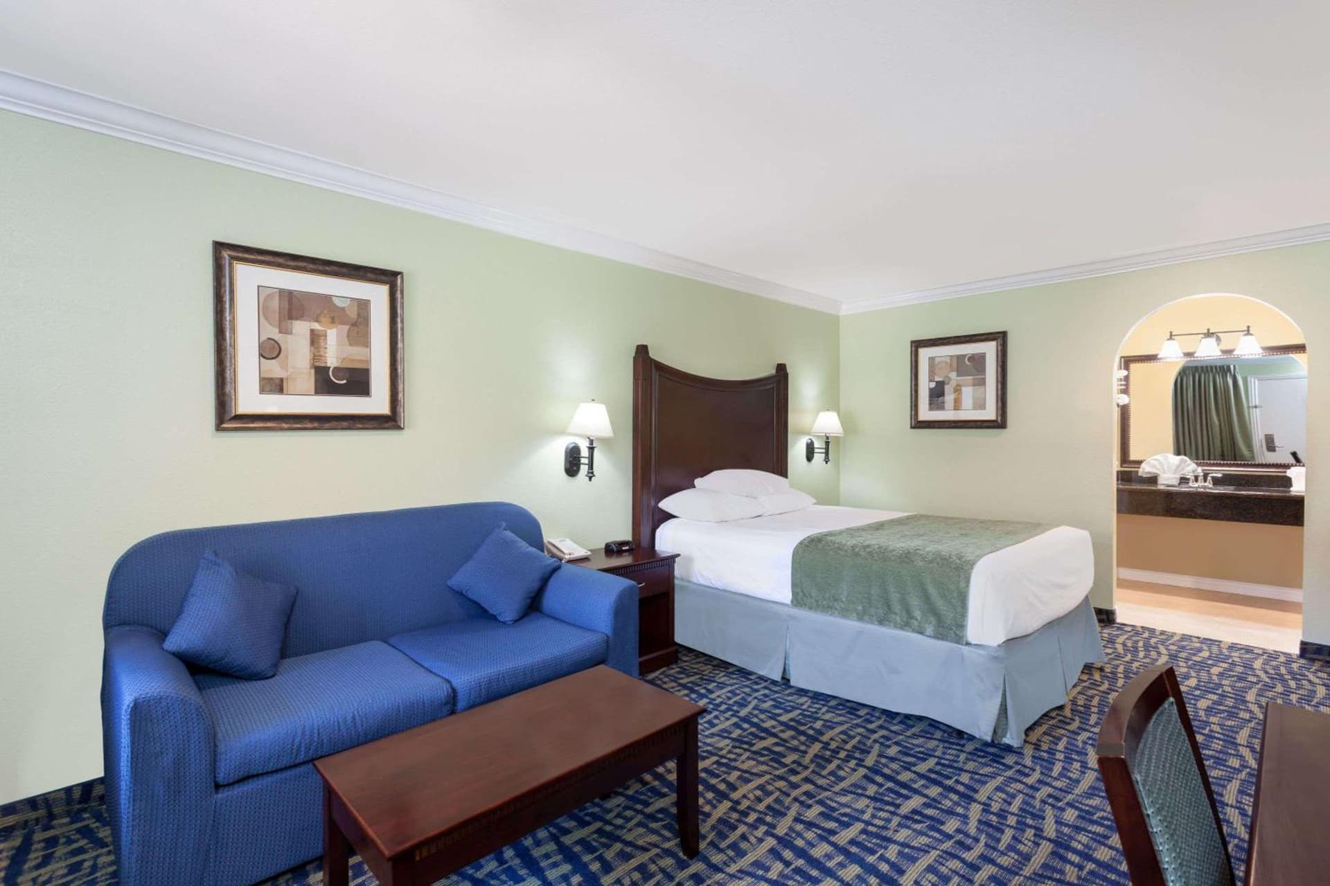 Travelodge by Wyndham Orange County Airport/ Costa Mesa gallery photo in Costa Mesa, CA — image 11